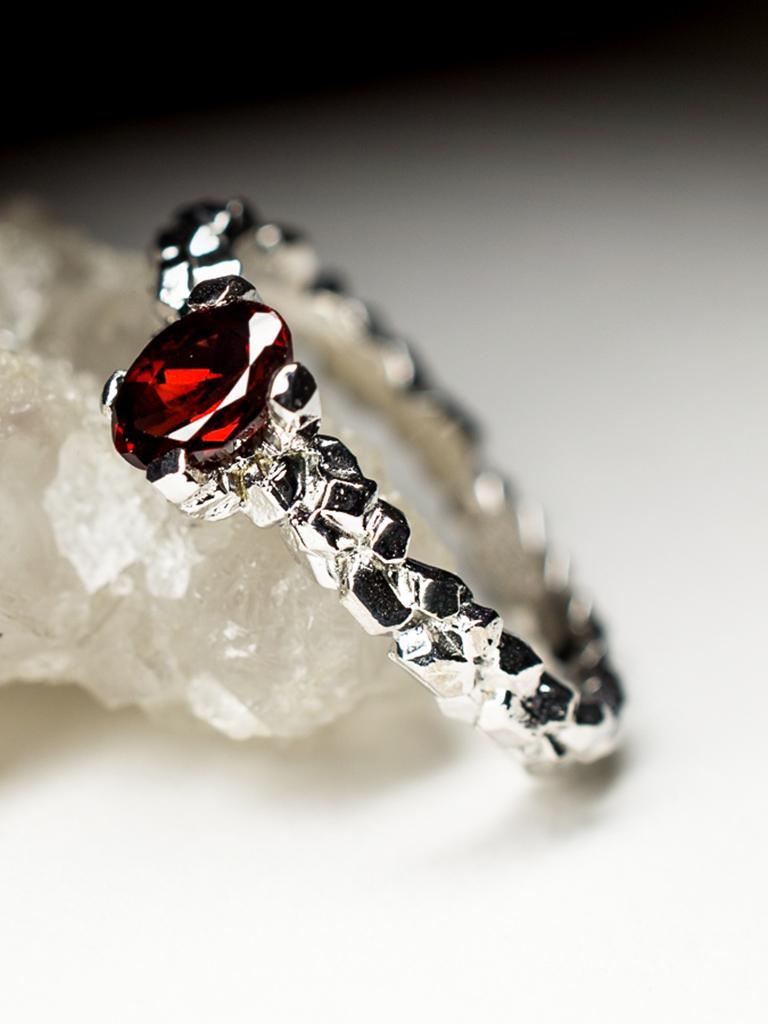 Anello in argento con granato almandino Anello in pietra preziosa con granato, minuscolo regalo In condizioni Nuovo in vendita a Berlin, DE