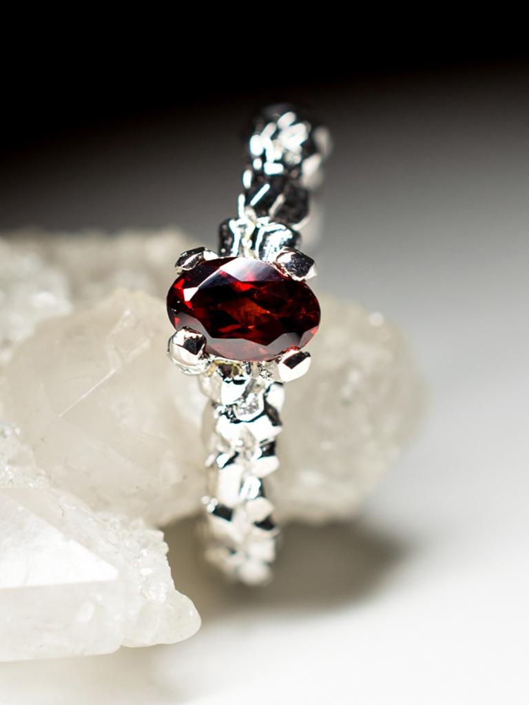 Anello in argento con granato almandino Anello in pietra preziosa con granato, minuscolo regalo in vendita 1