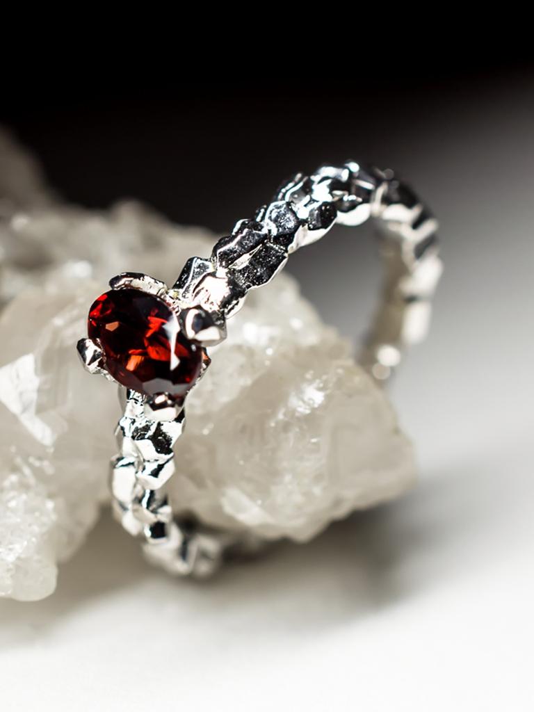 Anello in argento con granato almandino Anello in pietra preziosa con granato, minuscolo regalo in vendita 2