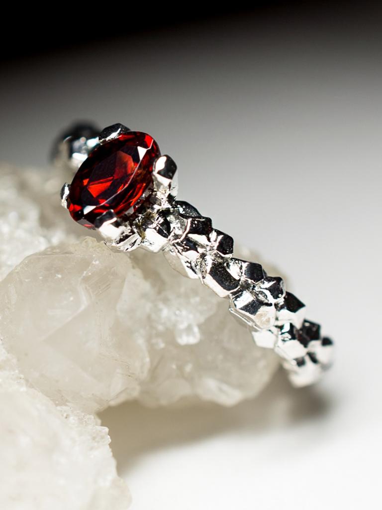 Anello in argento con granato almandino Anello in pietra preziosa con granato, minuscolo regalo in vendita 3