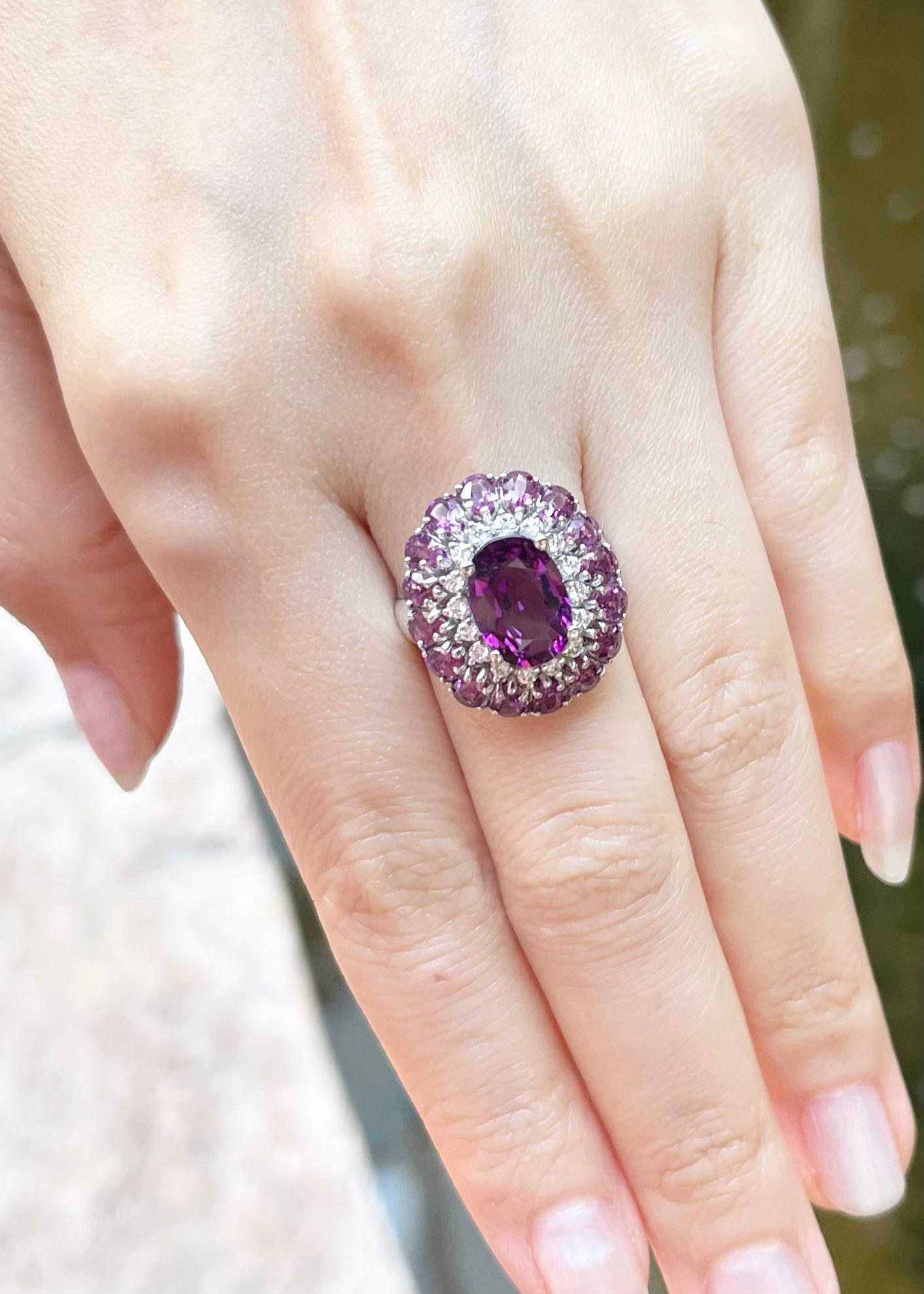 Almandit-Granat und Diamant-Ring in 18K Weißgold-Fassung (Ovalschliff) im Angebot