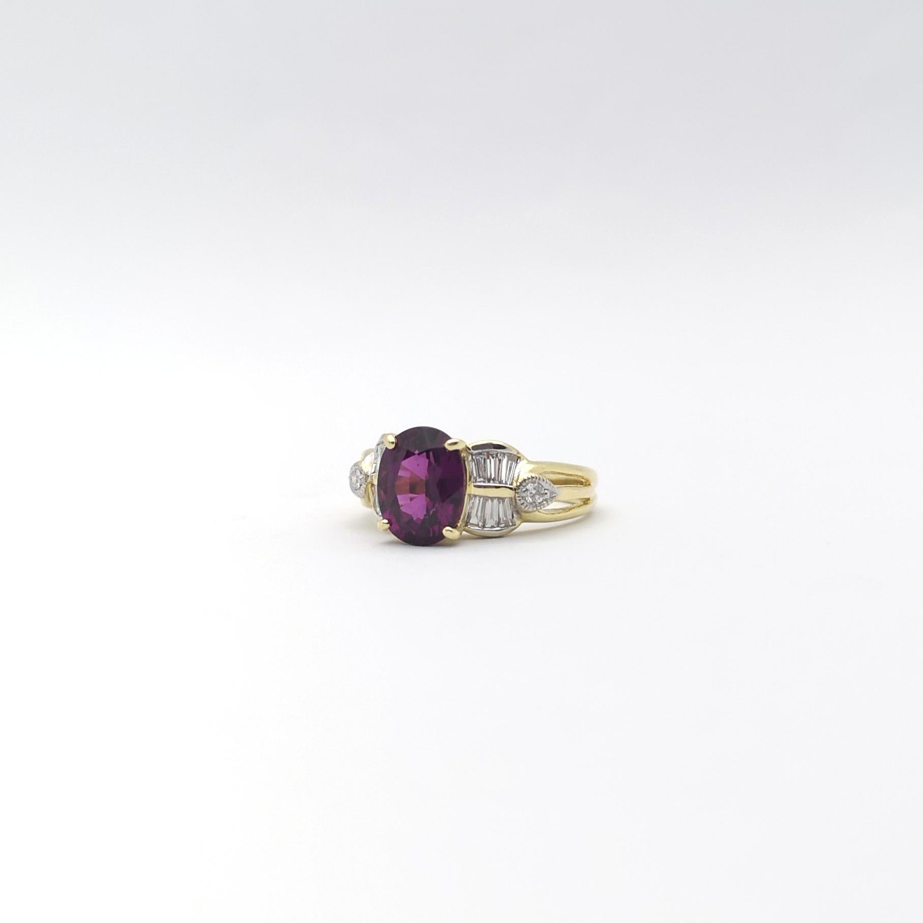 Anello con granato di almandite e diamanti con montatura in oro 18 carati in vendita 4