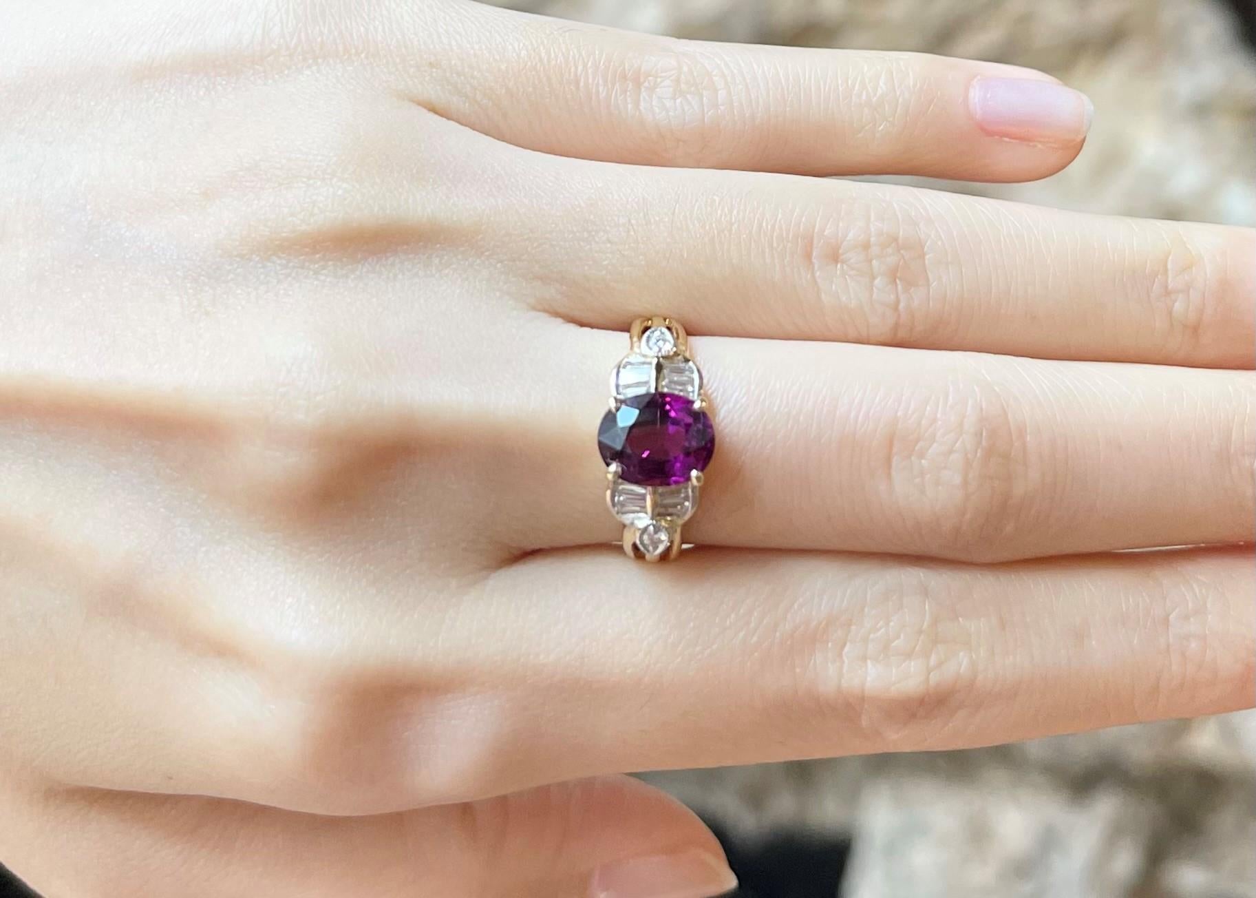 Anello con granato di almandite di 2,61 carati e diamante di 0,40 carati con montatura in oro 18 carati

Larghezza:  0,7 cm 
Lunghezza: 0.9 cm
Misura dell'anello: 52
Peso totale: 4.56 grammi

