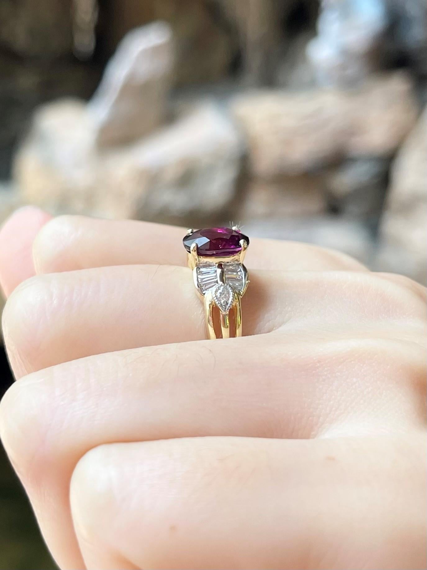 Contemporaneo Anello con granato di almandite e diamanti con montatura in oro 18 carati in vendita
