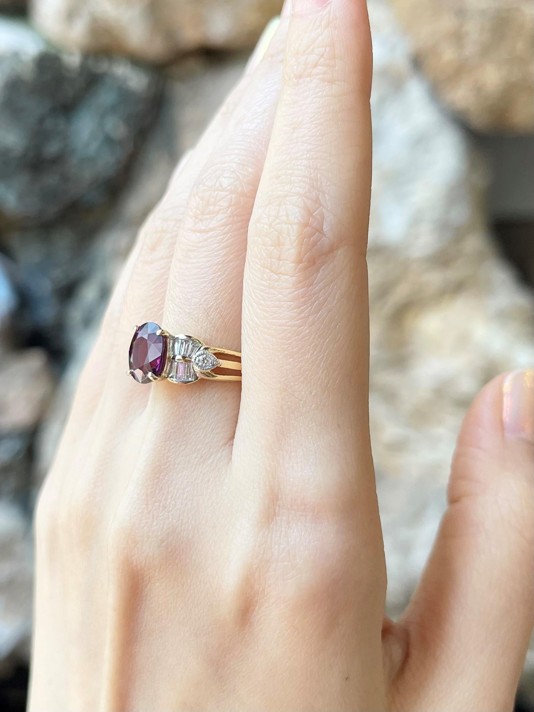 Taglio ovale Anello con granato di almandite e diamanti con montatura in oro 18 carati in vendita