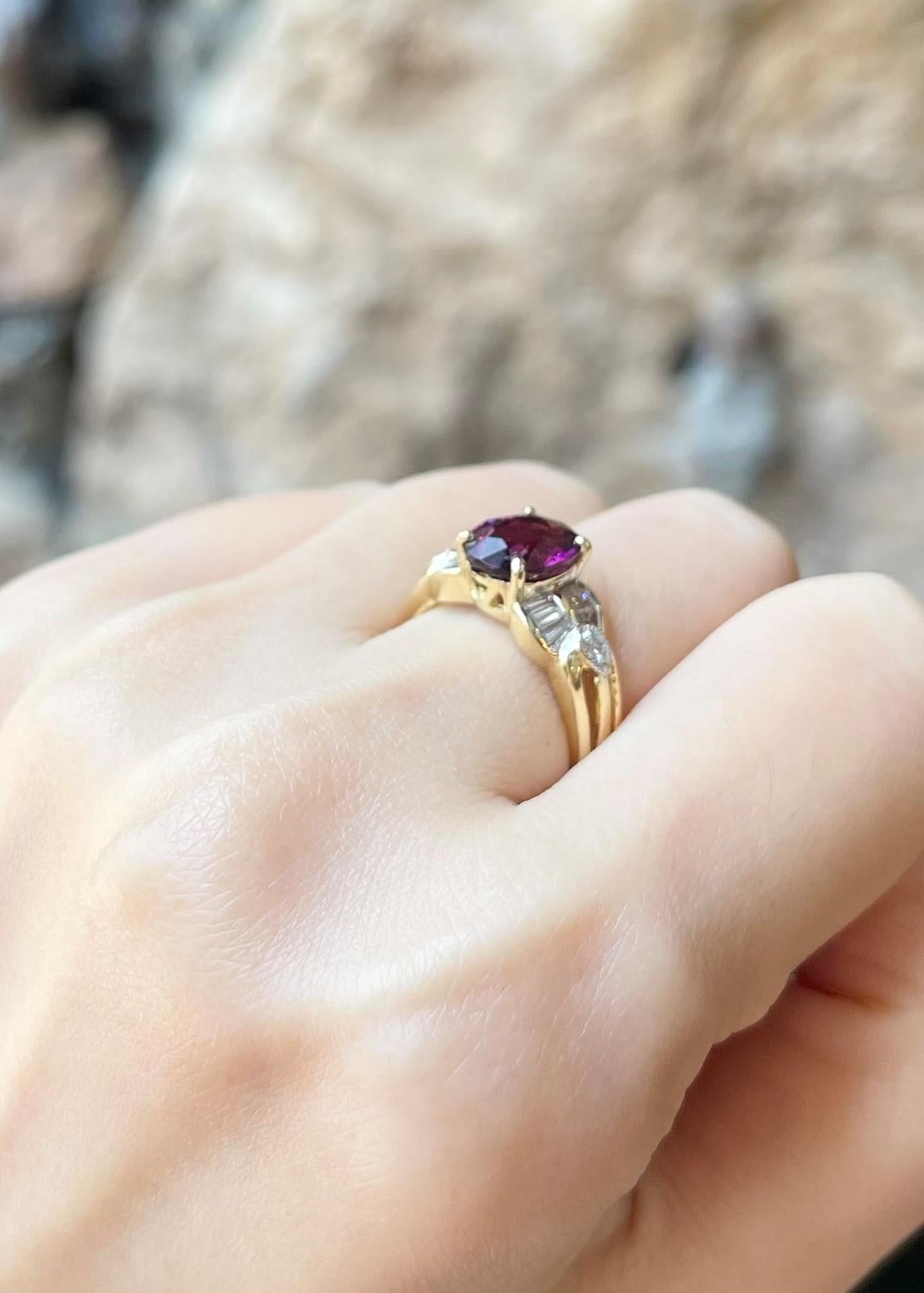Donna Anello con granato di almandite e diamanti con montatura in oro 18 carati in vendita