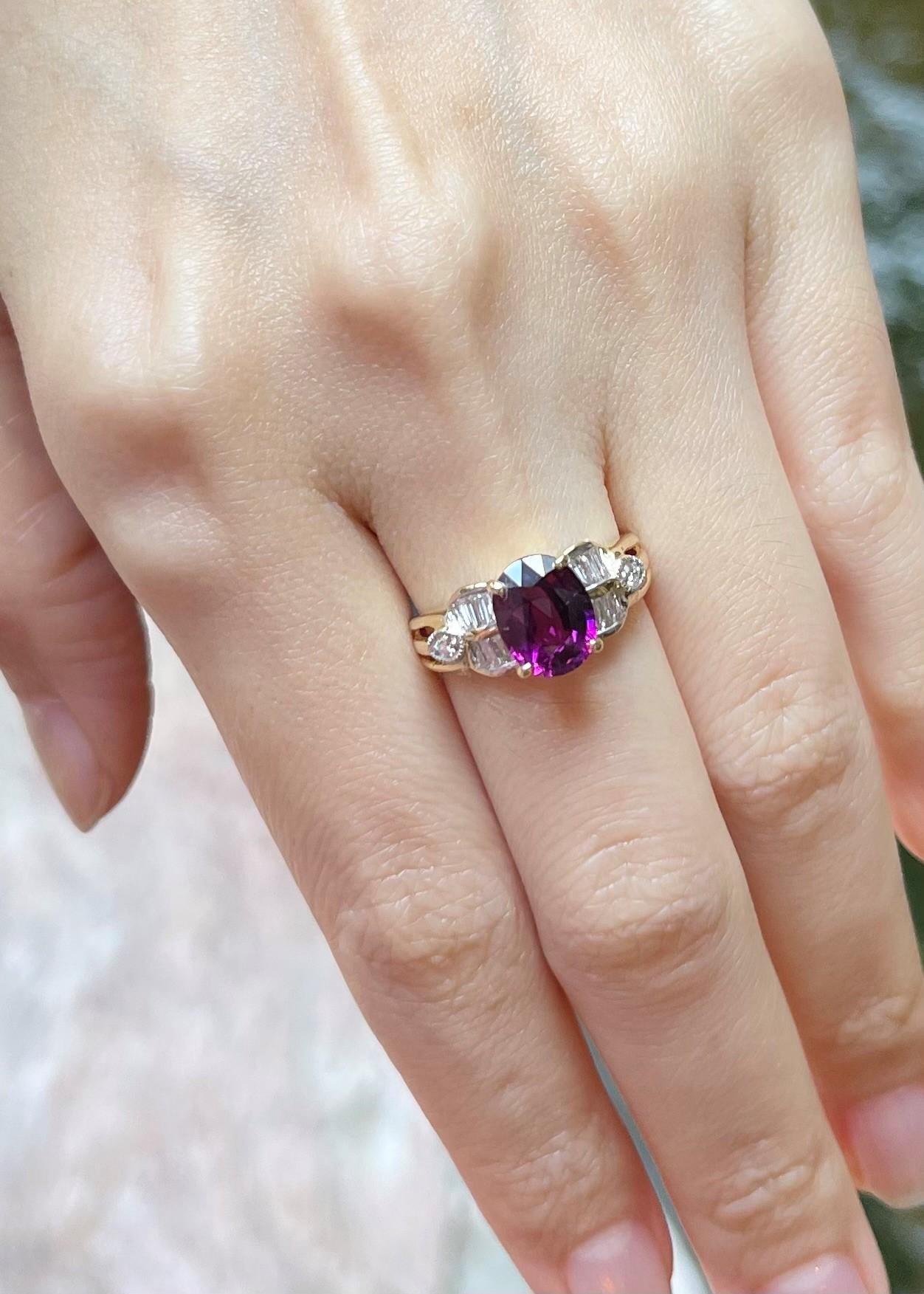 Anello con granato di almandite e diamanti con montatura in oro 18 carati in vendita 1