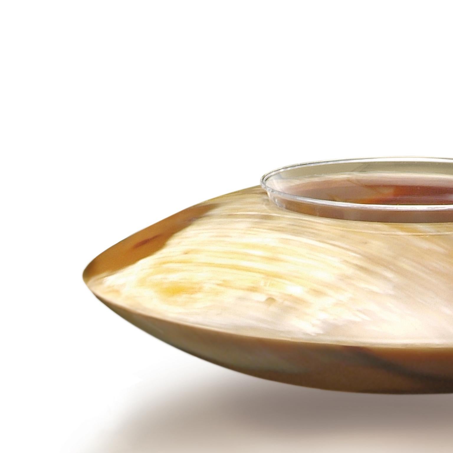 Lanzado por primera vez hace 40 años, el cuenco de caviar Almas se ha convertido en un icono intemporal que también ha entrado en una exposición temporal en el MoMa de Nueva York. Hoy los maestros artesanos repiten y renuevan los gestos para dar