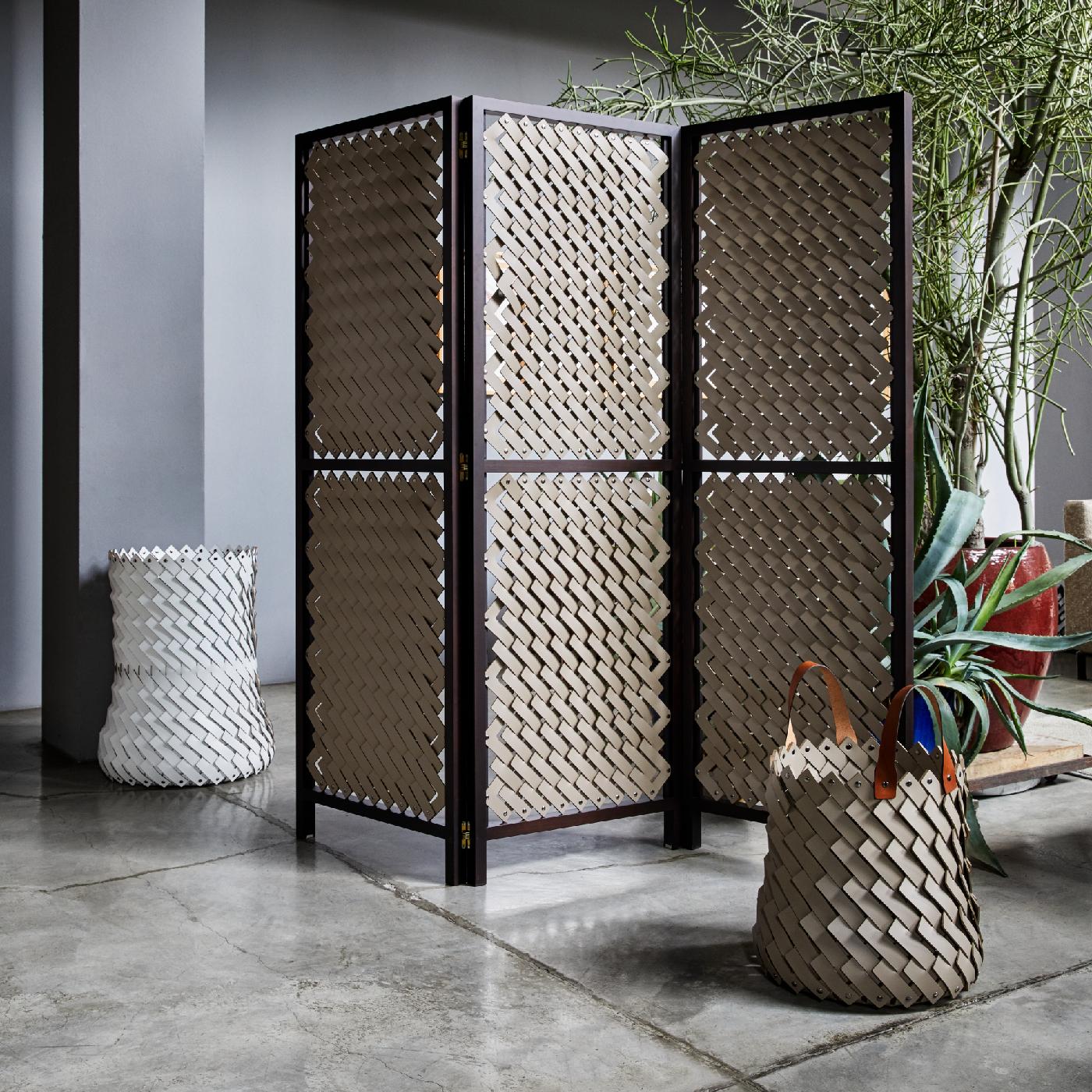 Part of the Almeria series, this screen is comprised of three panels, each divided into two, whose structure is in wood with a wenge finish. The panels are covered in Pinetti's signature handwoven leather diagonal stripes that create a dynamic