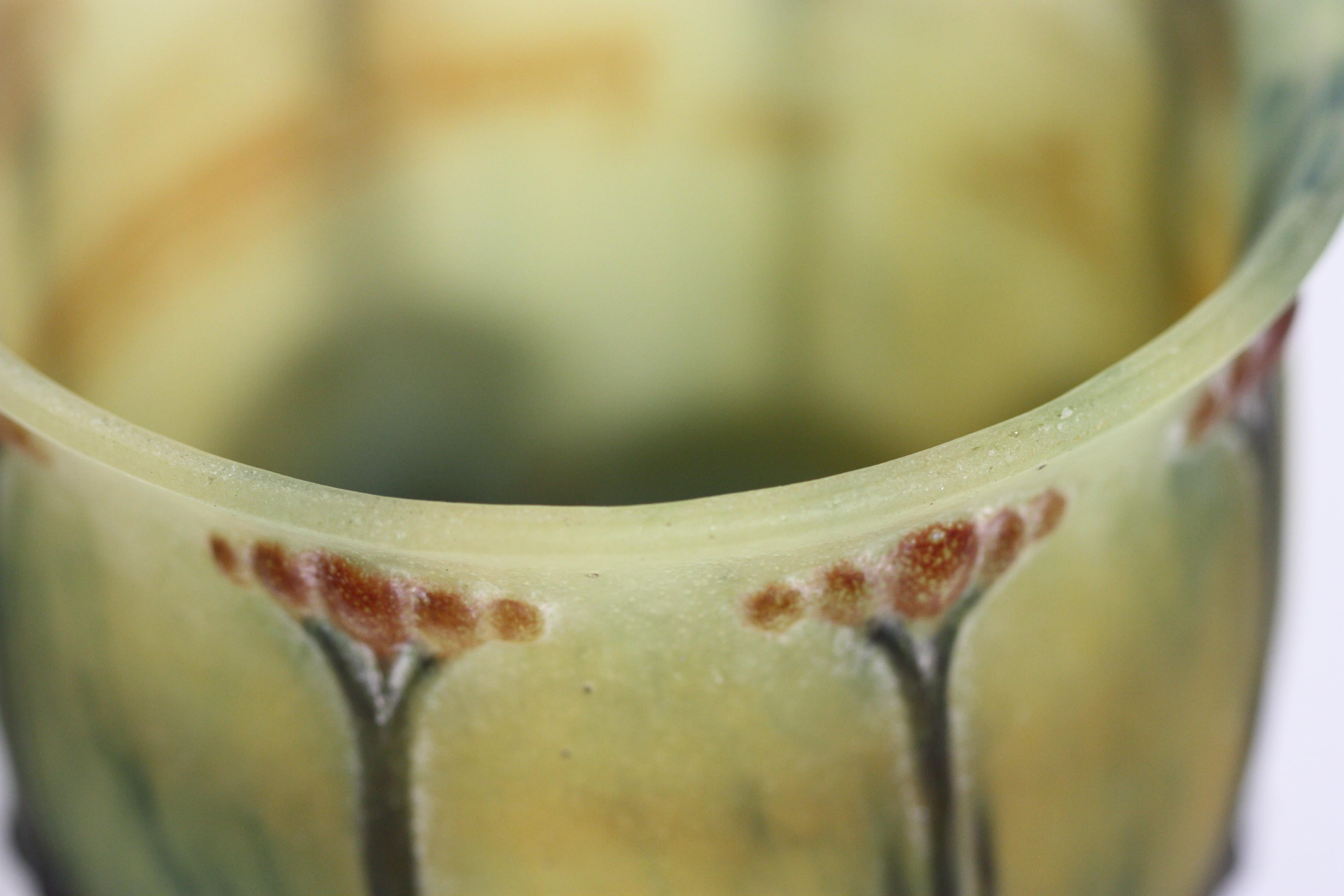  Almeric Walter Pate de verre Vase,
entwurf: Corretic, Frankreich, um 1925
gegossene Markierung
A Walter/Nancy, Corretic/Sc.
Maße: Höhe 4,56 in. (11,6 cm.)
Umfang 4,75 in. (12,1 cm.)
Sockel 2,75 Zoll. (7 cm.).
   