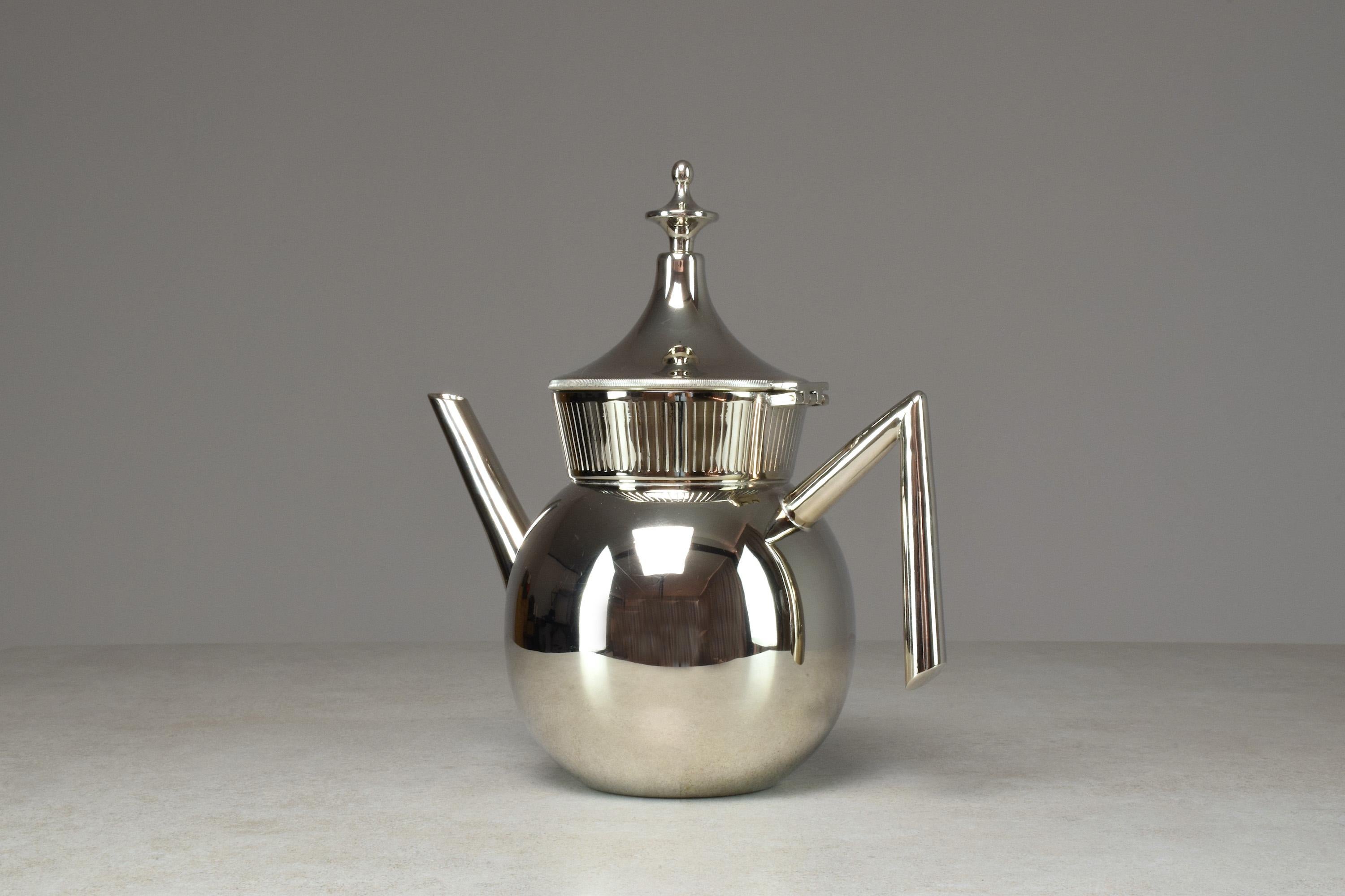 “The art of tea making, a tribute to the love of a Moroccan tradition”

Handmade by master blacksmiths from Fez, our teapots are the fruit of an intricate dialogue between modern design and artisanal craftsmanship.

We revisited an ancestral