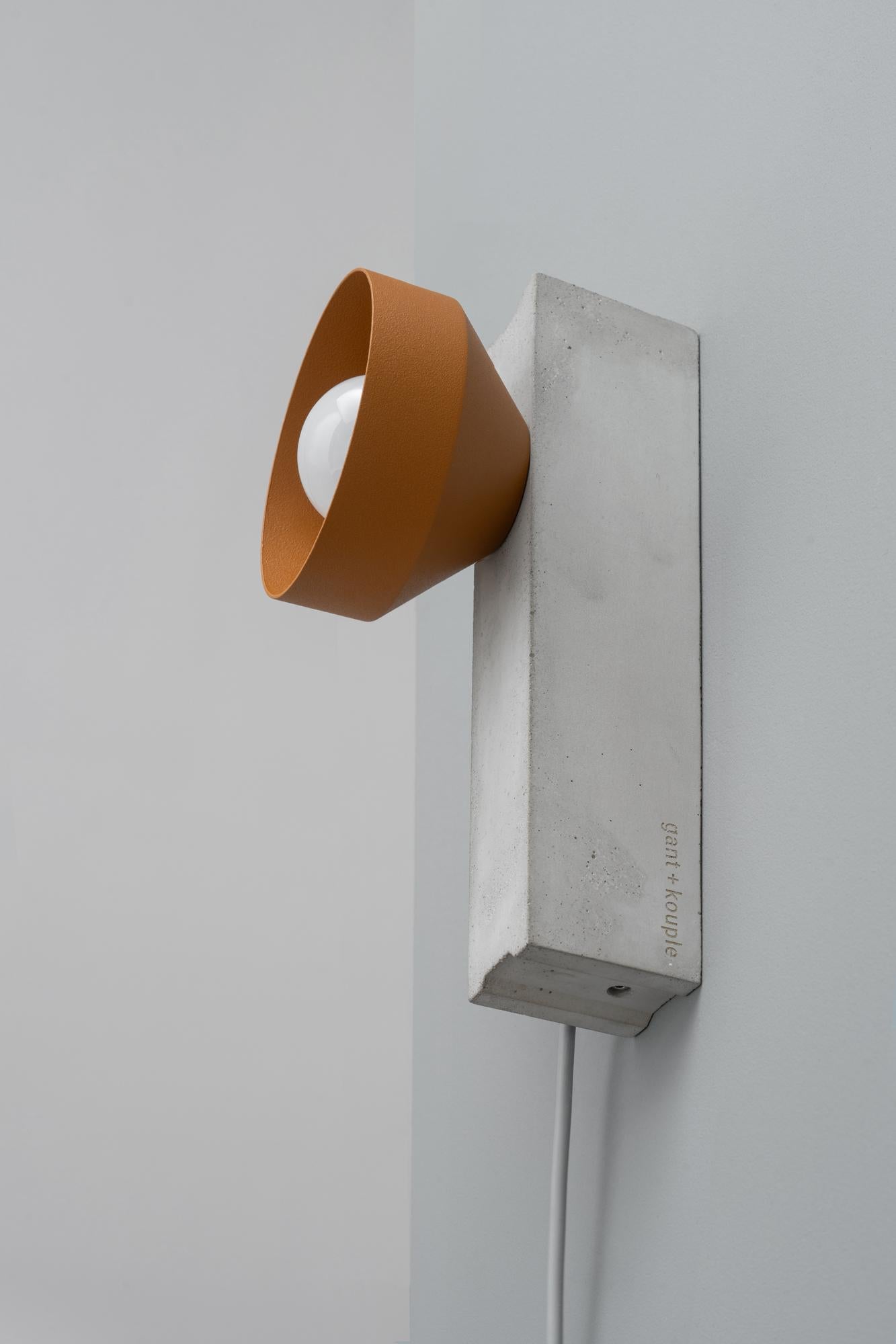 Lampada da parete Almond Block di +kouple
Dimensioni: D 26 x L 10 x H 12,7 cm.
Materiali: Calcestruzzo, acciaio verniciato a polvere e tessuto. 

Disponibile in diverse opzioni di colore. Contattateci.

Tutte le nostre lampade possono essere cablate
