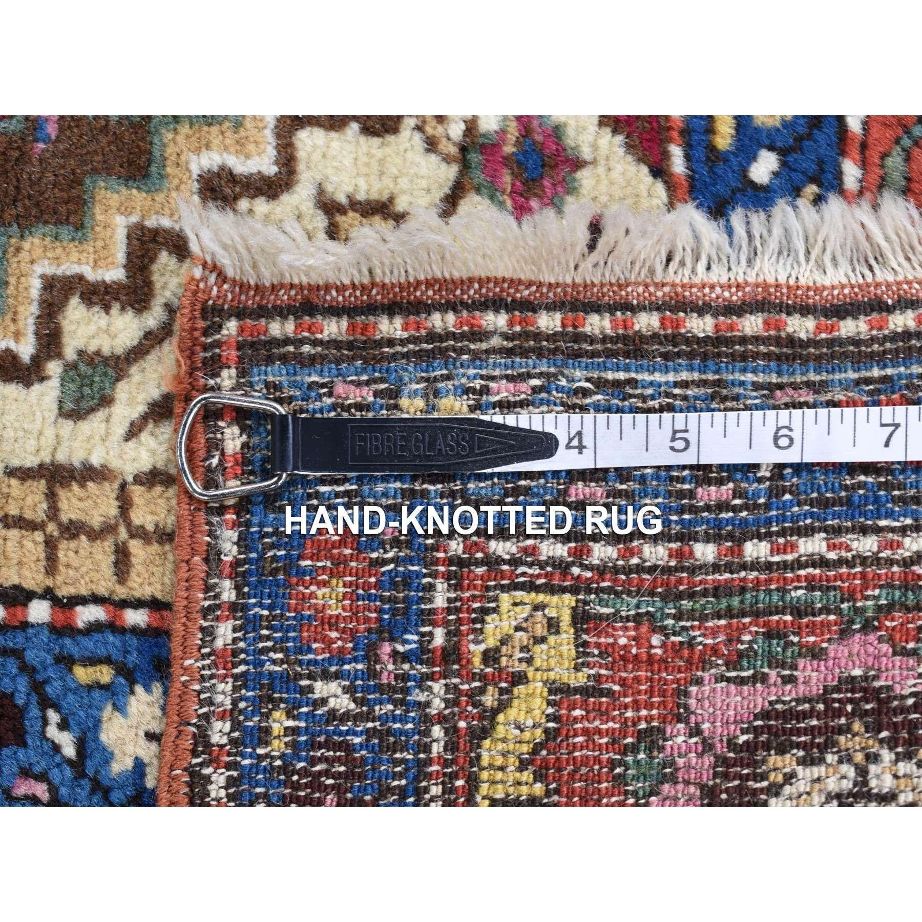 Brauner antiker persischer, sauberer, handgeknüpfter Läufer aus reiner Wolle mit Bakshaish-Muster im Zustand „Hervorragend“ im Angebot in Carlstadt, NJ