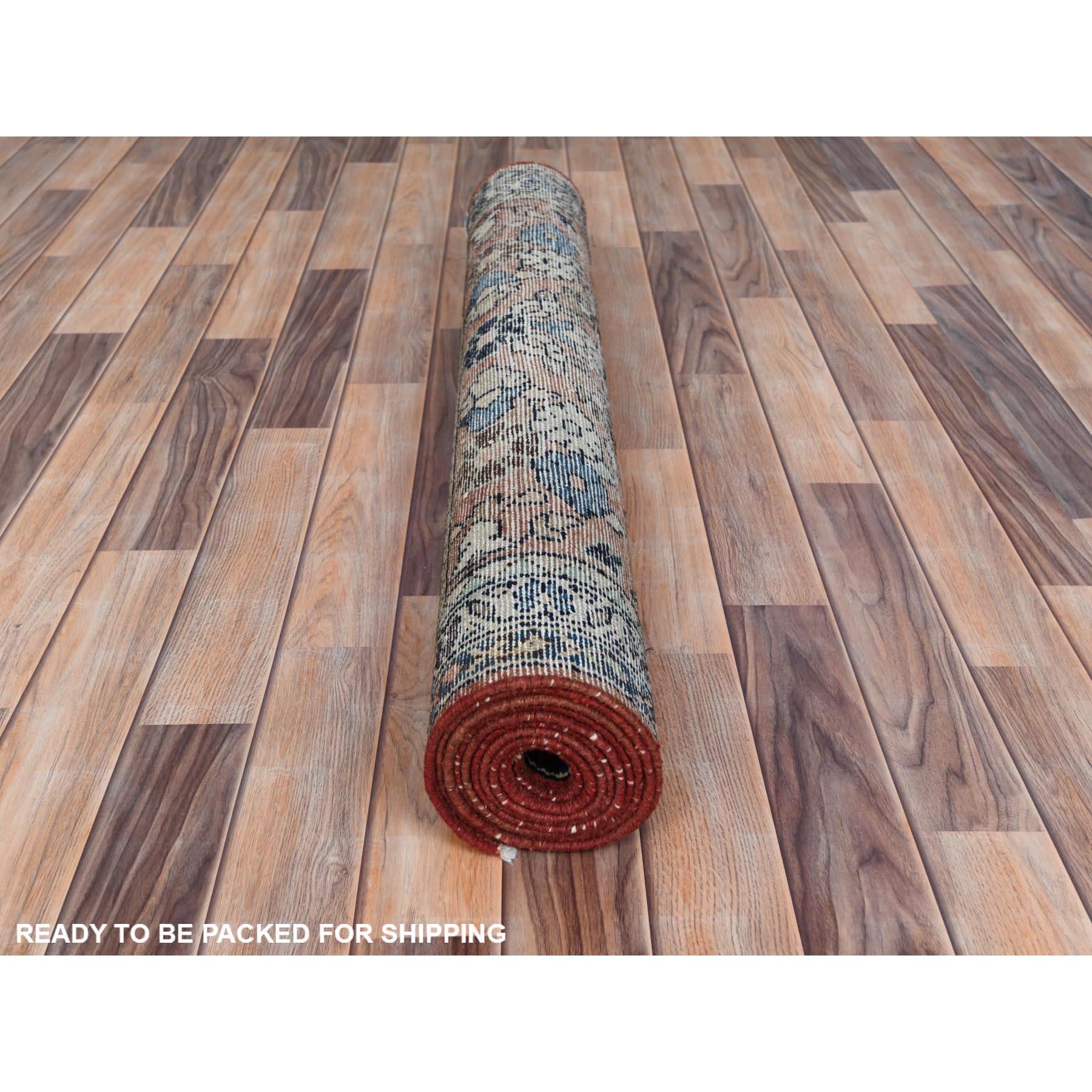 Almendra Marrón Aspecto Desgastado Lana Anudada a Mano Alfombra Persa Lilahan Vintage en Bueno estado para la venta en Carlstadt, NJ