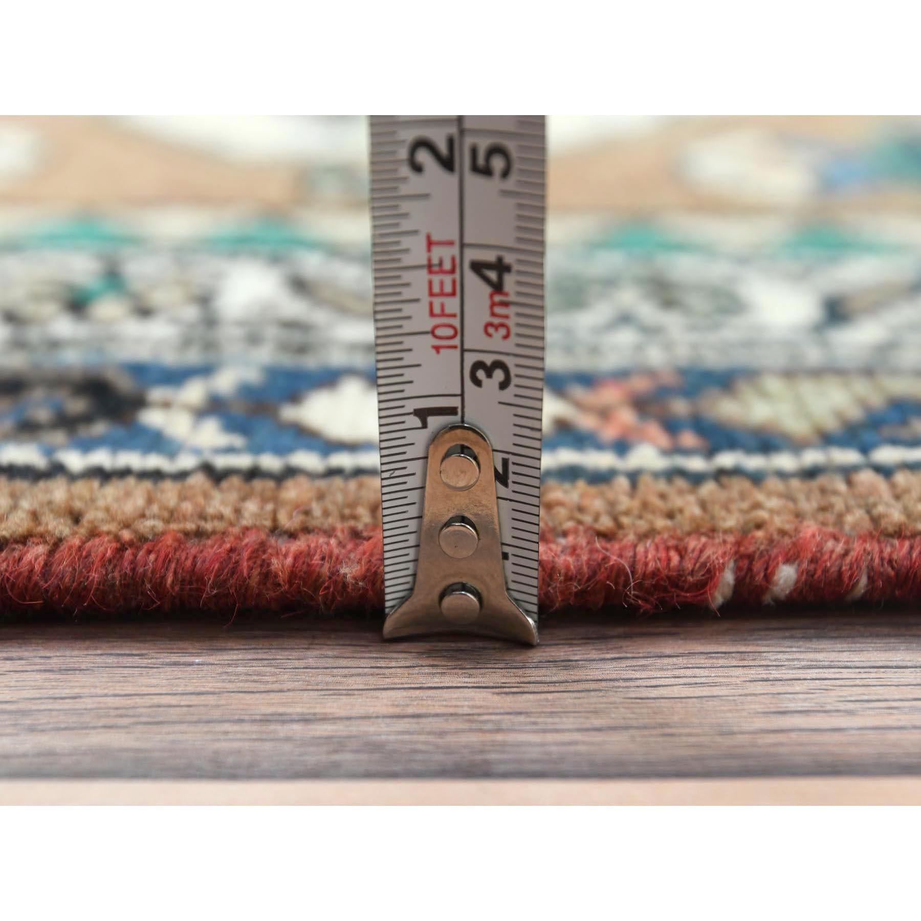 Almendra Marrón Aspecto Desgastado Lana Anudada a Mano Alfombra Persa Lilahan Vintage mediados del siglo XX en venta