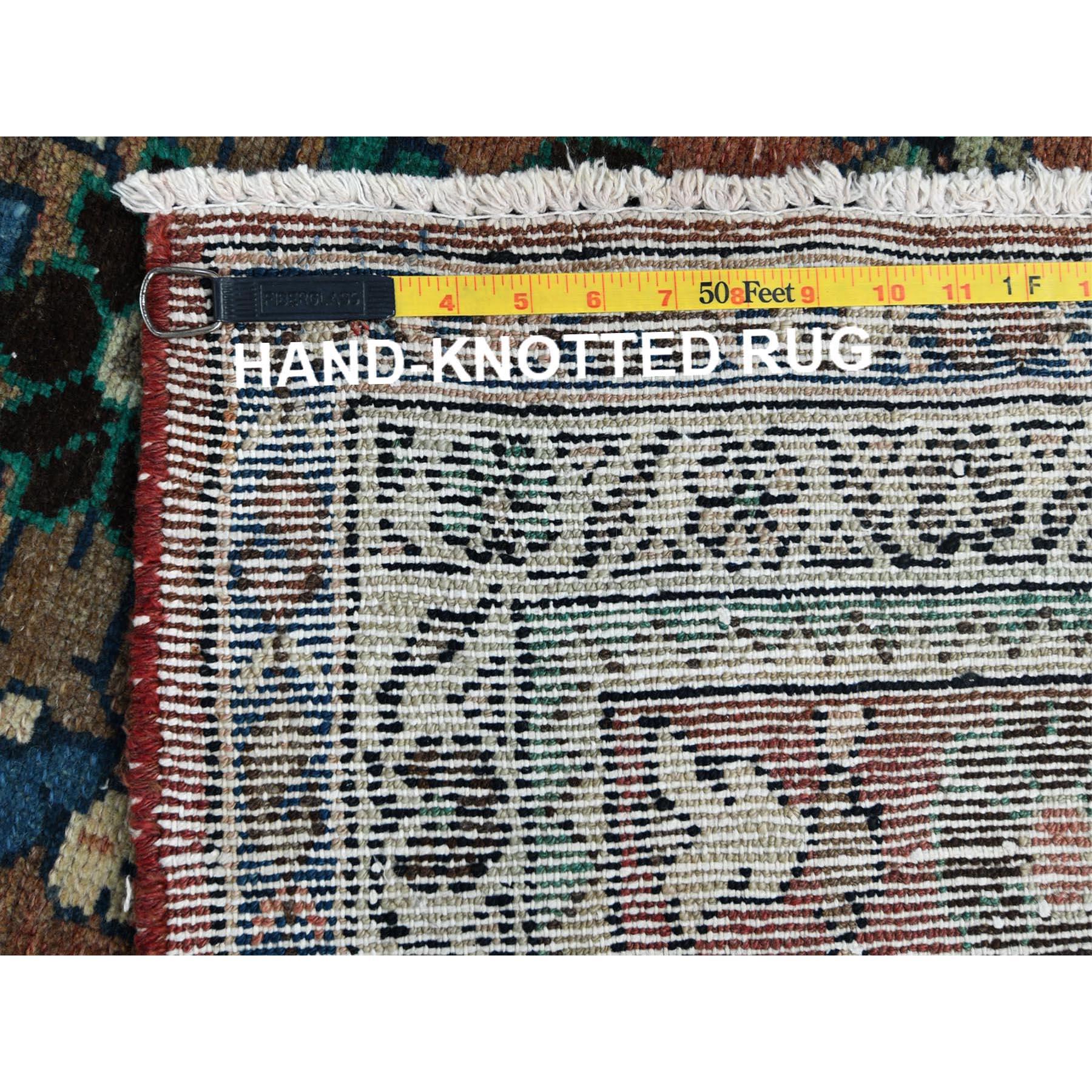 Almendra Marrón Aspecto Desgastado Lana Anudada a Mano Alfombra Persa Lilahan Vintage en venta 1