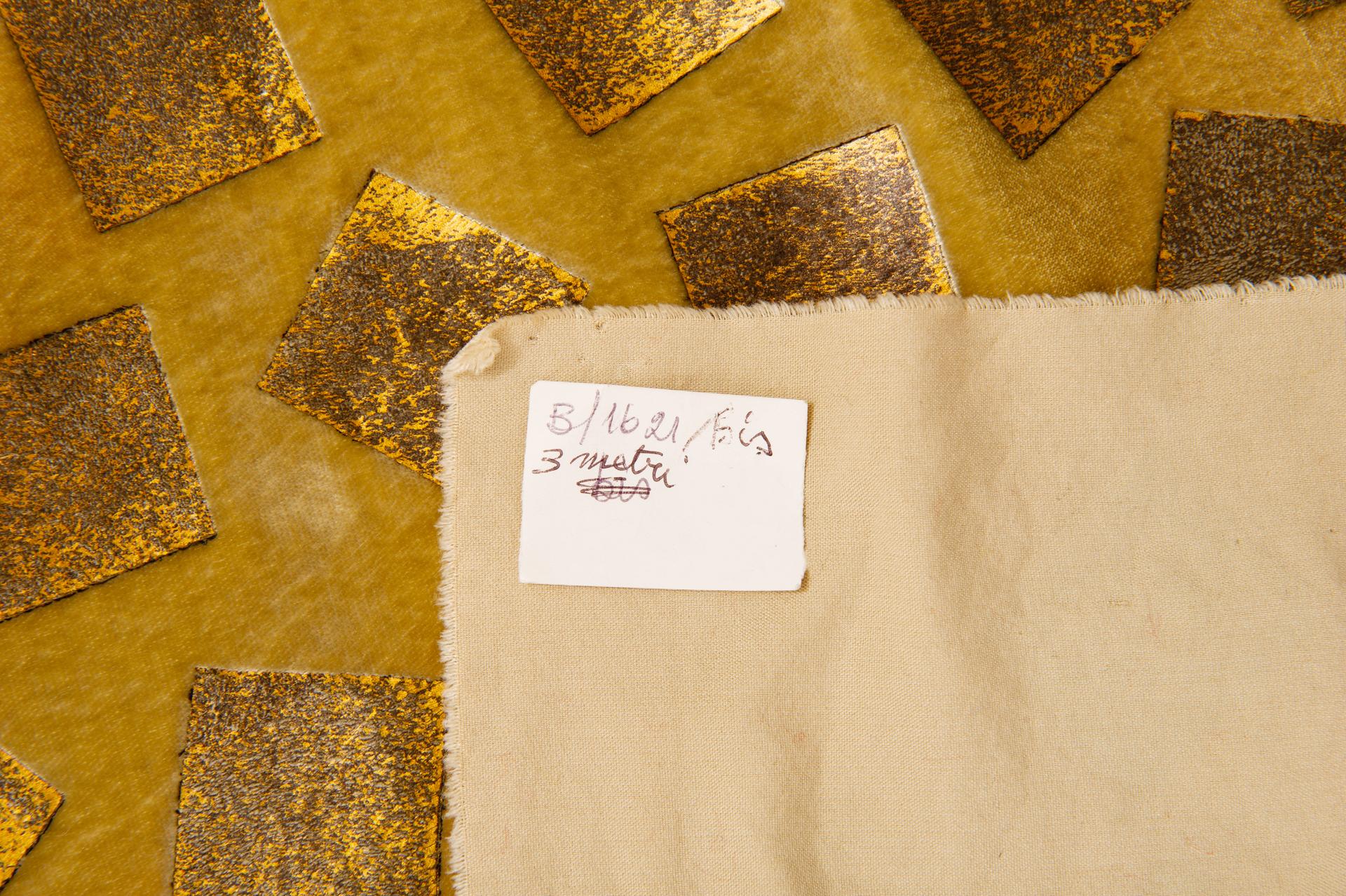 Il designer di questo tessuto è il famoso HOPE & Phillips. Il colore del tessuto è CAMEL,  Più chiaro della foto: è un velluto color ambra con stampa bronzo. Molto elegante per una singola tenda particolare.   Guarda il suo cuscino simile stampato