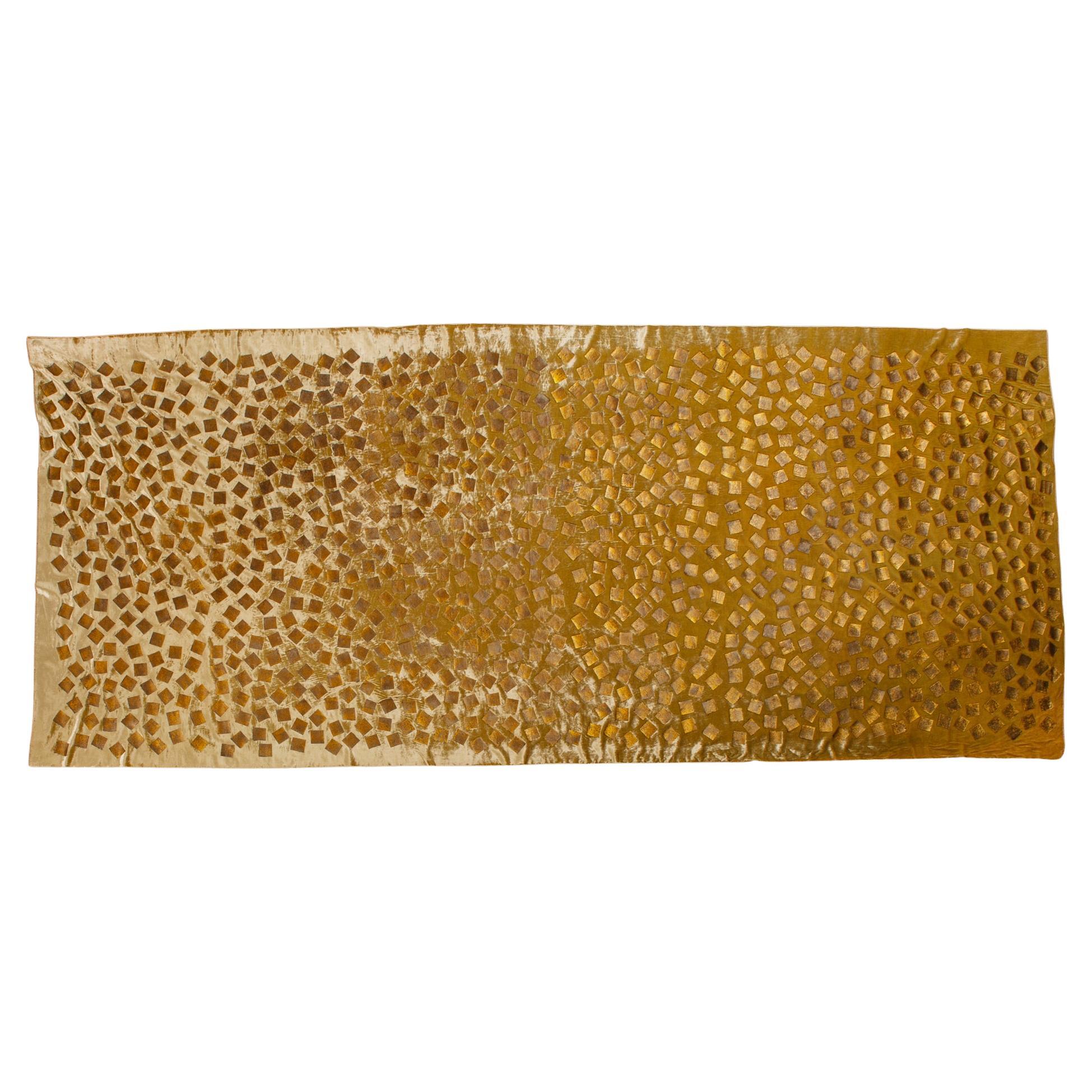 Design/One Tessuto: Velluto color mandorla con stampa bronzo