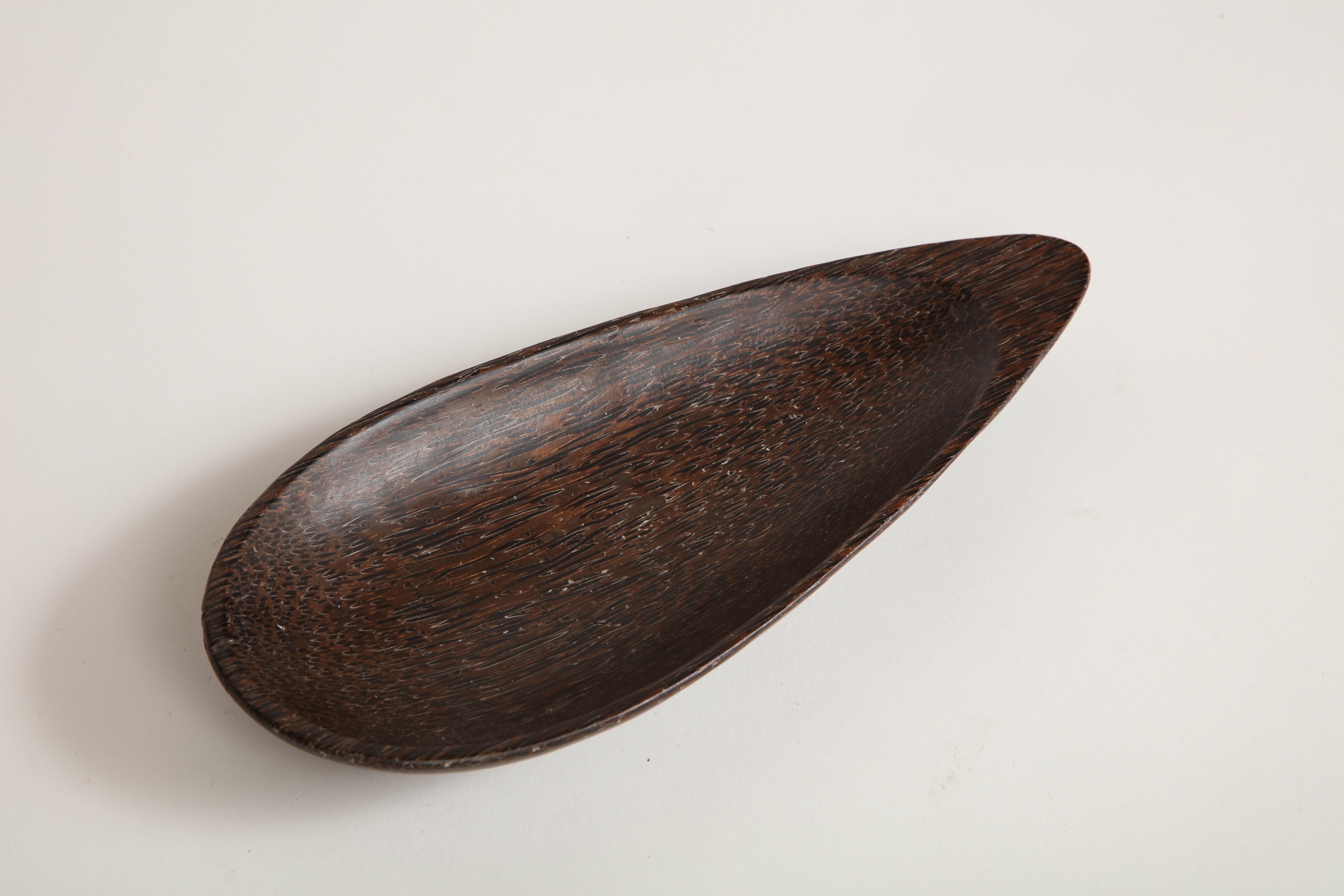 Almondförmige Schale aus massivem dunklem Palmenholz (Organische Moderne)