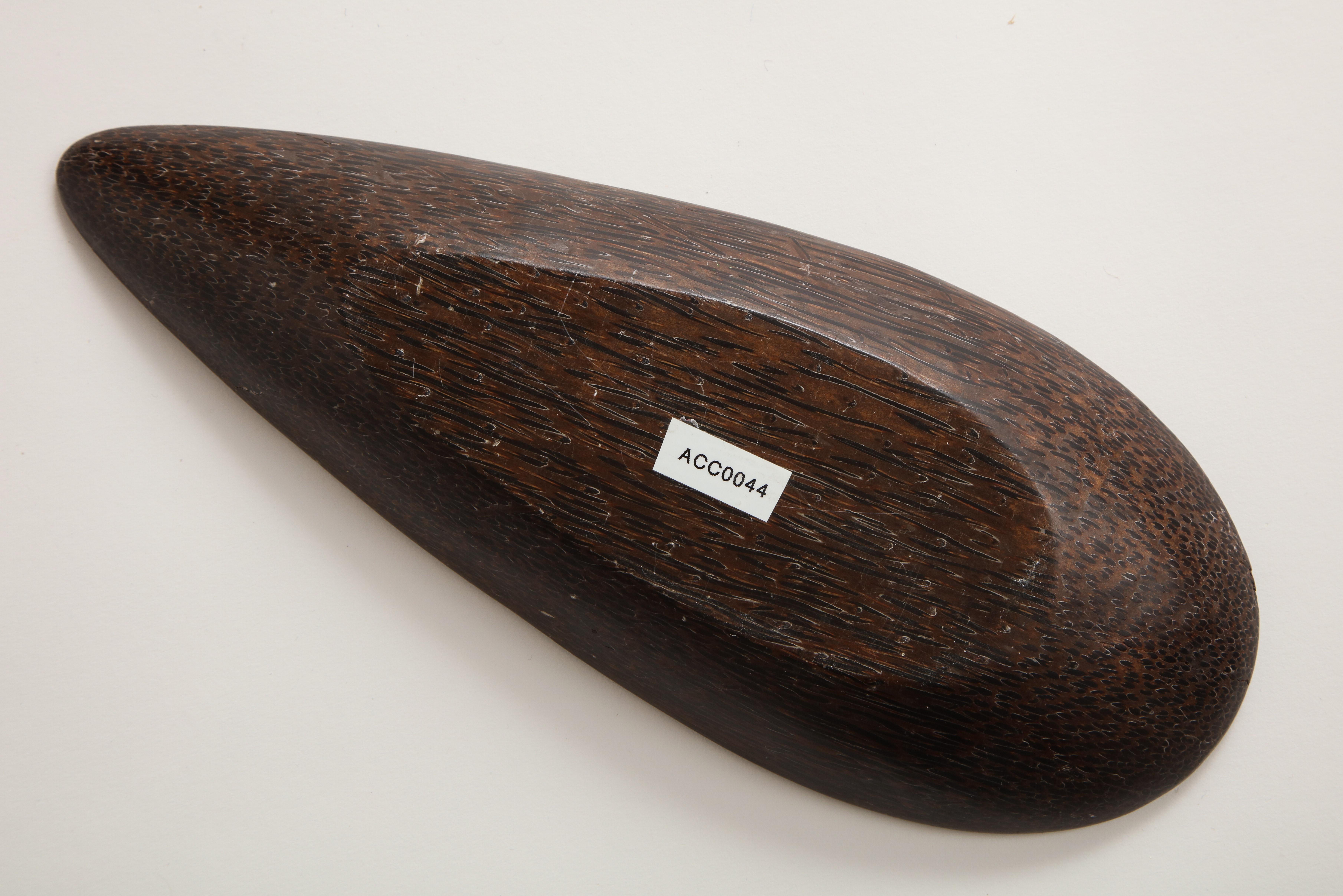 Almondförmige Schale aus massivem dunklem Palmenholz 1