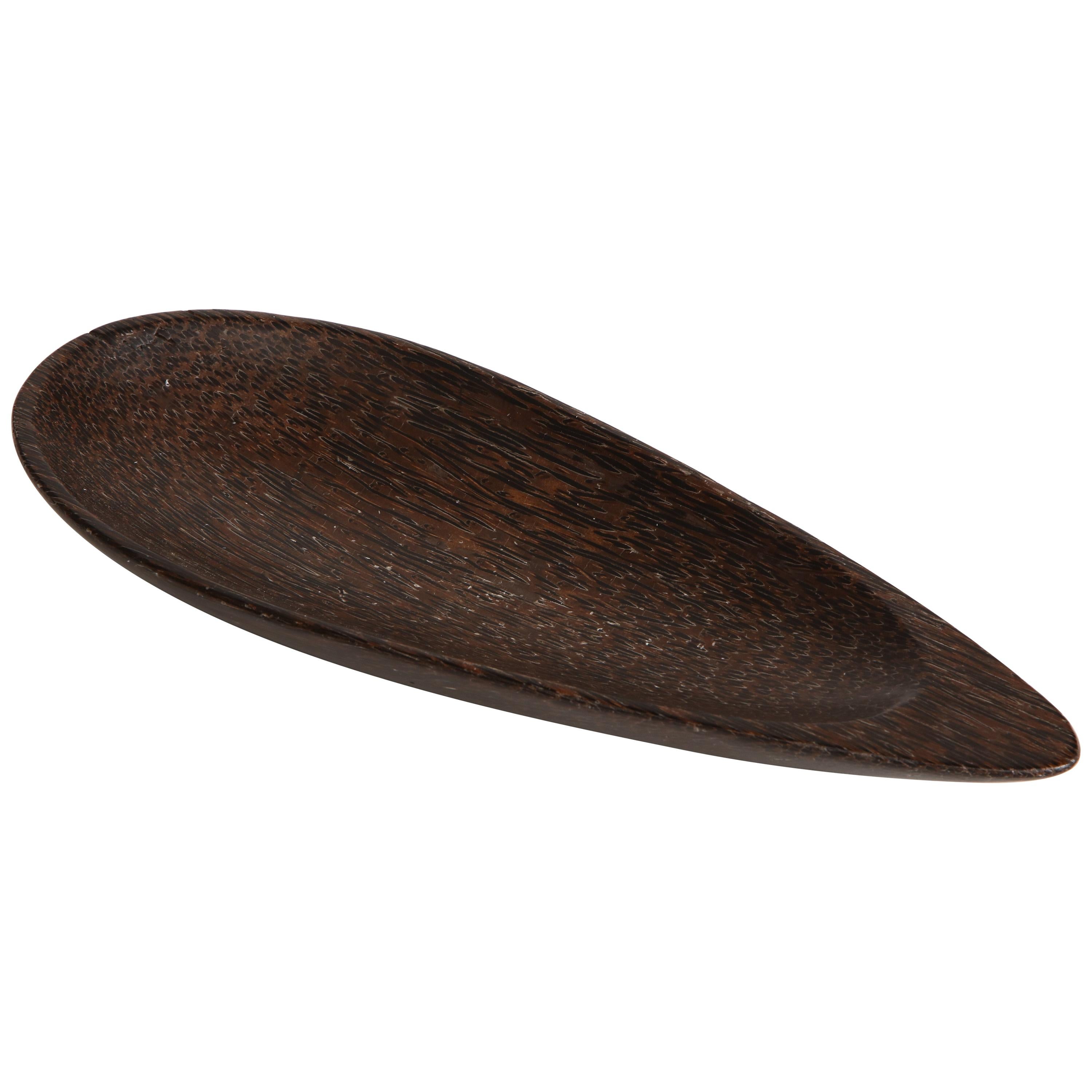 Almondförmige Schale aus massivem dunklem Palmenholz