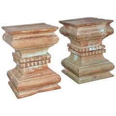 Presque une paire de tables d'appoint anciennes en bois sculpté