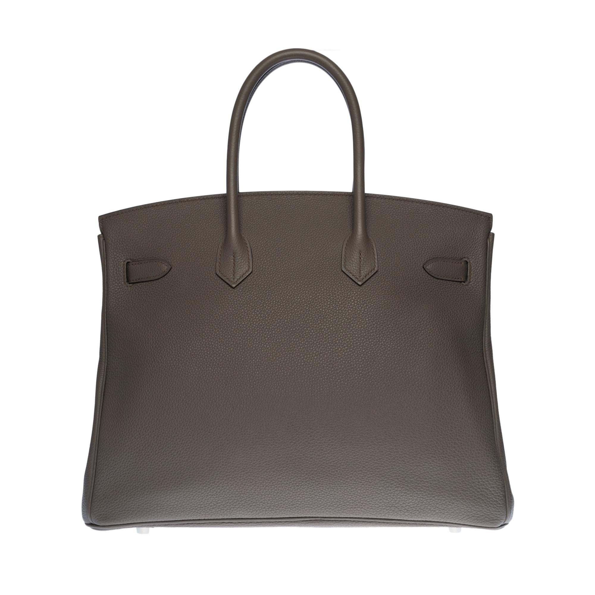 Beautiful Hermes Birkin 35 cm handbag in grey Togo leather Etain, silver metal palladium hardware, double handle in grey leather allowing a hand carried.
Closure by flap.
Lining in grey leather, a zipped pocket, a patch pocket.
Signature: 