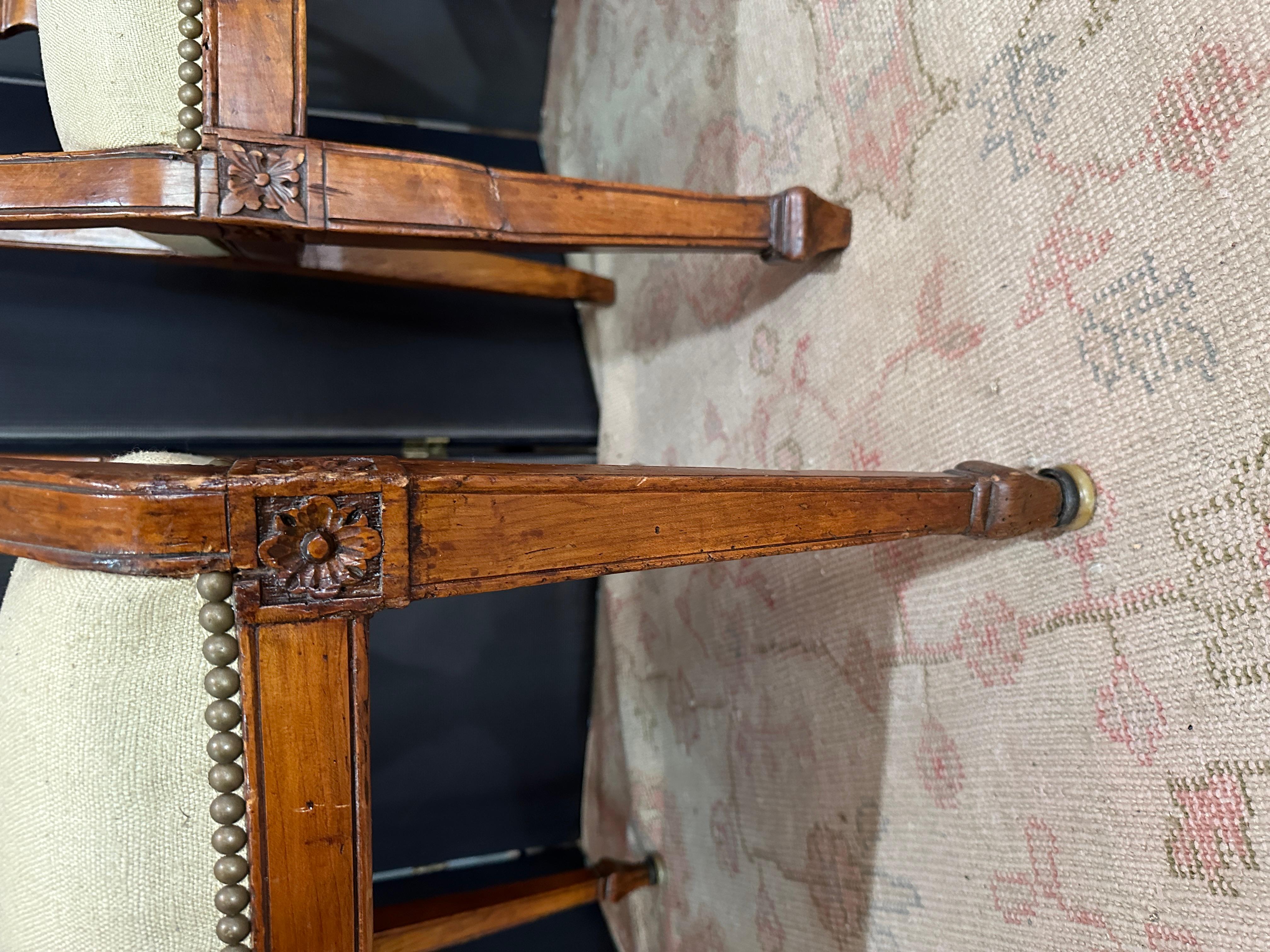 Quasi una coppia di poltrone neoclassiche italiane, inizio XIX secolo In condizioni buone in vendita a San Francisco, CA