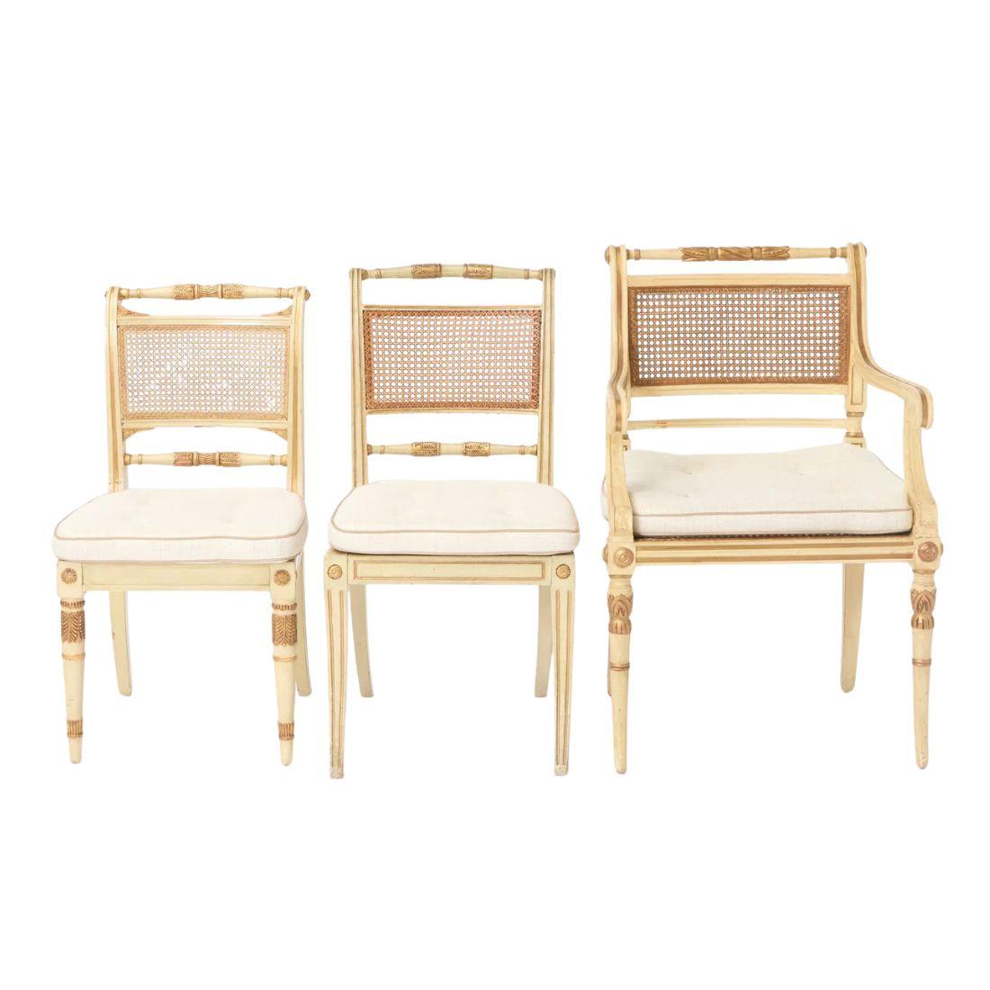 Questo set di dodici sedie da pranzo in stile Regency, risalente al 1810 circa, presenta un design senza tempo che emana eleganza e raffinatezza. Il set comprende una coppia di poltrone e dieci sedie laterali. Anche se le poltrone e alcune sedie