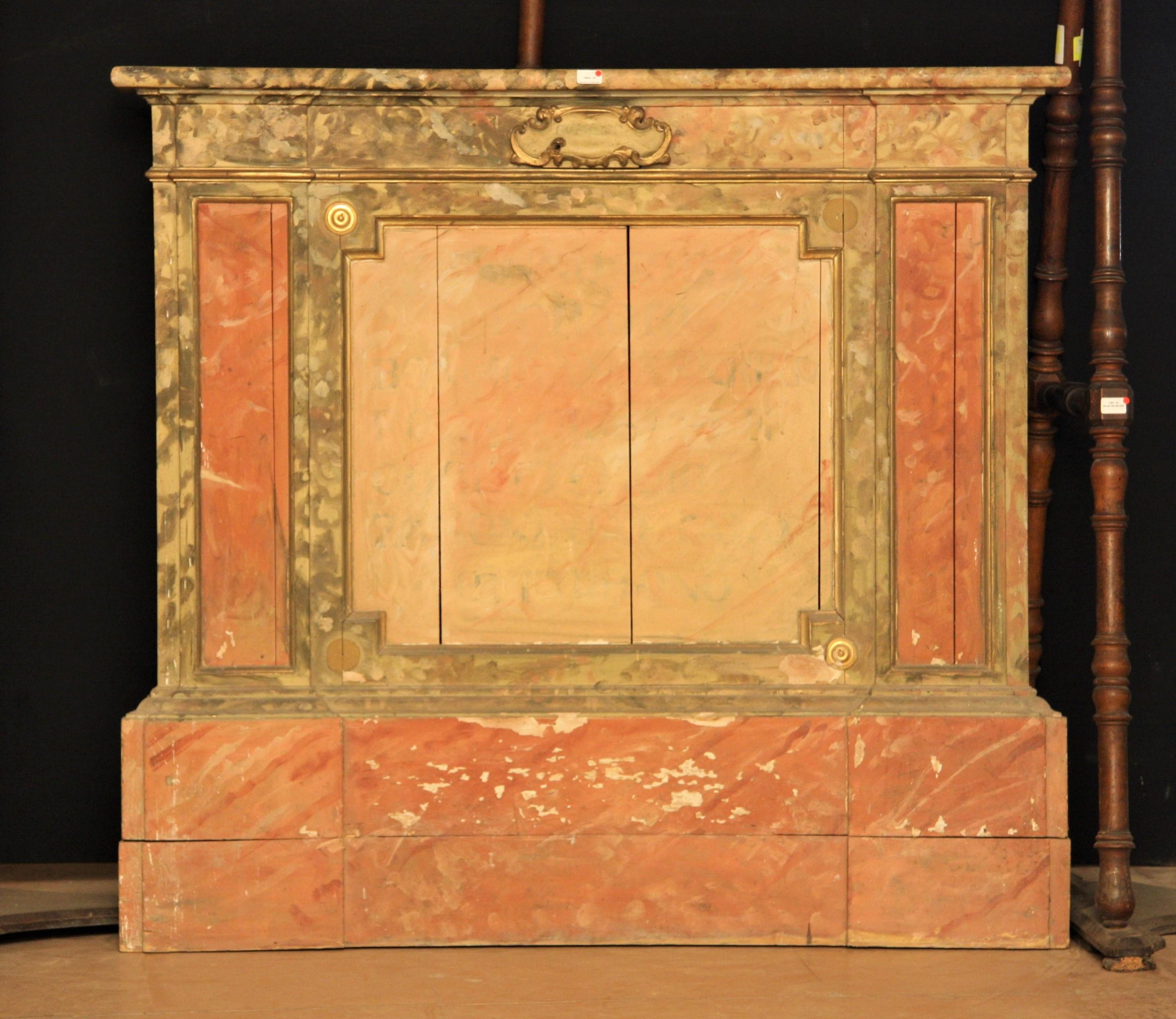 Almosenschale
Dekoratives Wandelement aus lackiertem Pappelholz mit Marmorimitation, mit geschnitzter Kartusche, in der sich eine Schublade für 