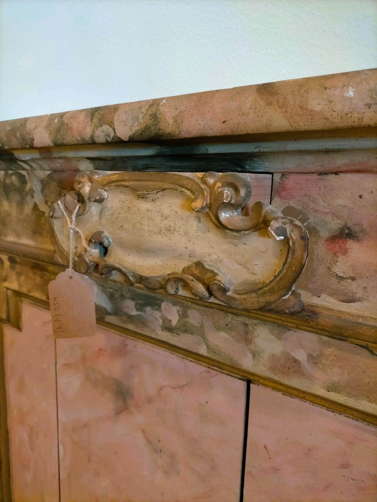 Italiano Elemento decorativo da parete Alms Box, laccato in finto marmo in vendita