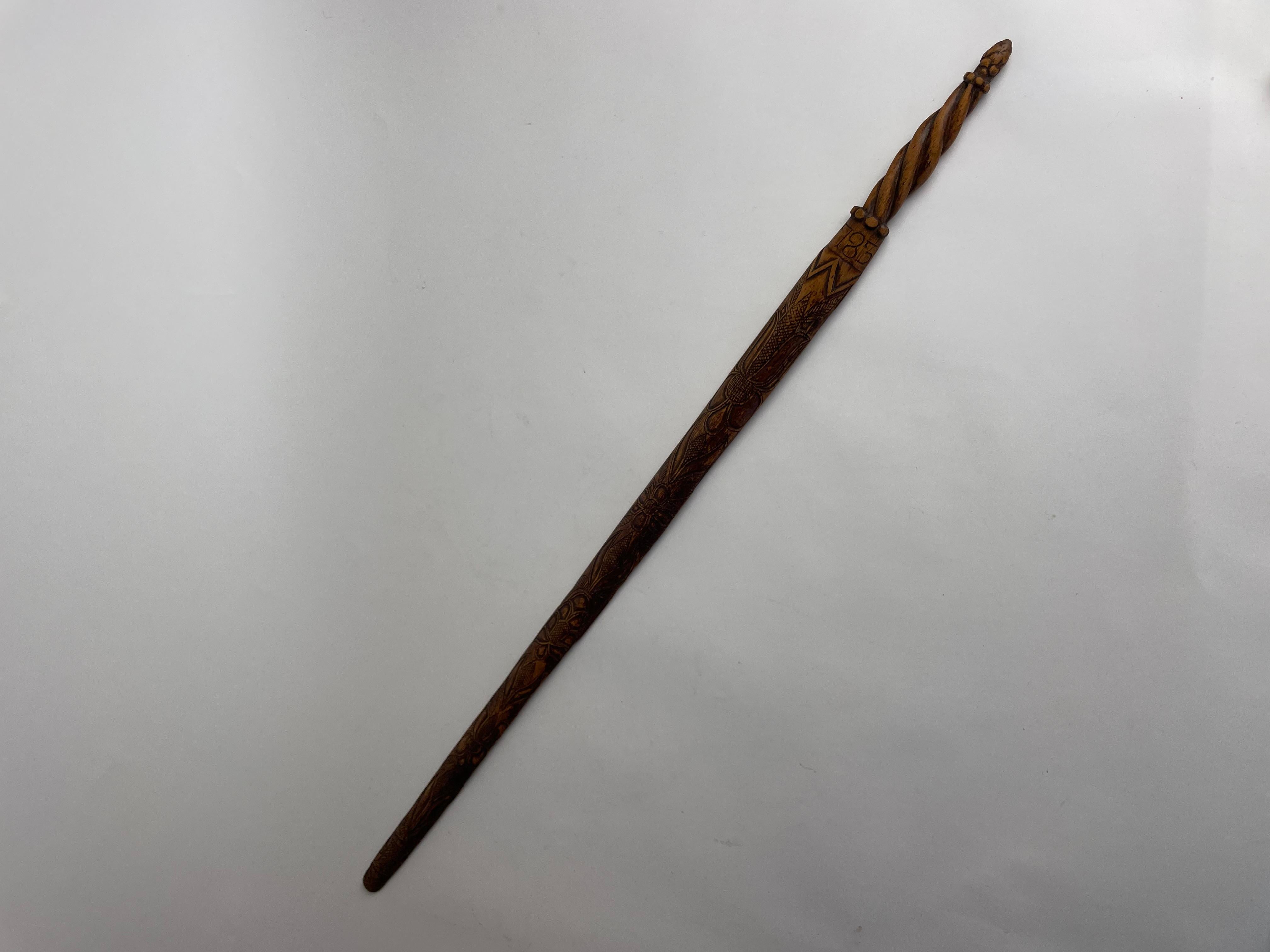 Rare Alnmått (mesure cubique) en bouleau avec une couronne noble. De la période gustavienne de la fin des années 1700, correspondant approximativement à la période Louis XVI en France, fabriqué en Suède et daté de 1783.

Instrument de mesure,