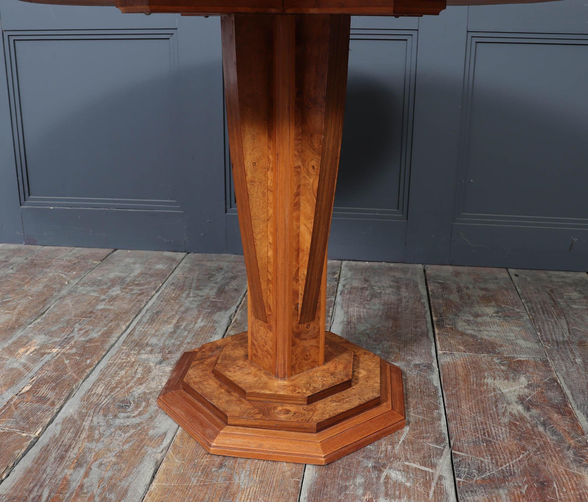 Table ronde en noyer et palissandre avec marqueterie de papillons de nuit, signée en vente 6