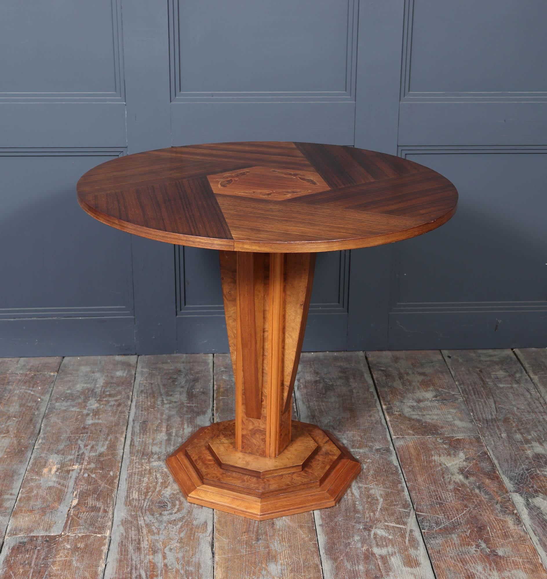 Art nouveau Table ronde en noyer et palissandre avec marqueterie de papillons de nuit, signée en vente