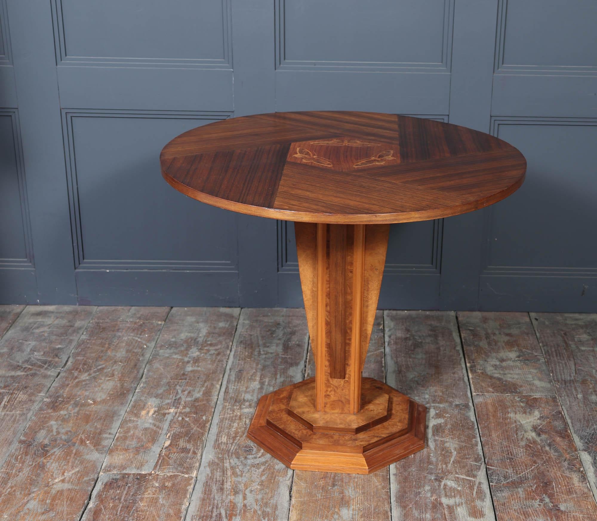 Français Table ronde en noyer et palissandre avec marqueterie de papillons de nuit, signée en vente