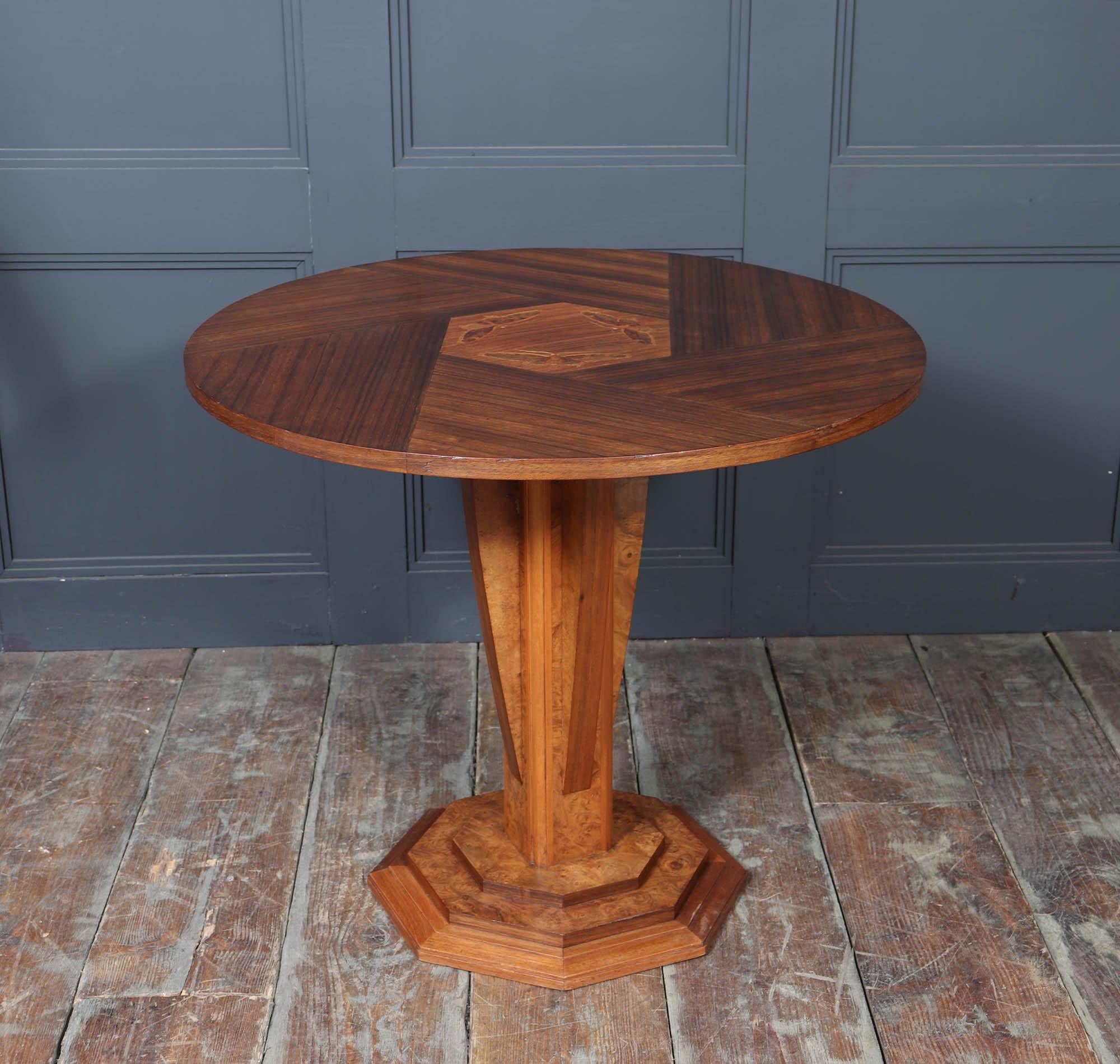 Table ronde en noyer et palissandre avec marqueterie de papillons de nuit, signée Bon état - En vente à Paddock Wood Tonbridge, GB