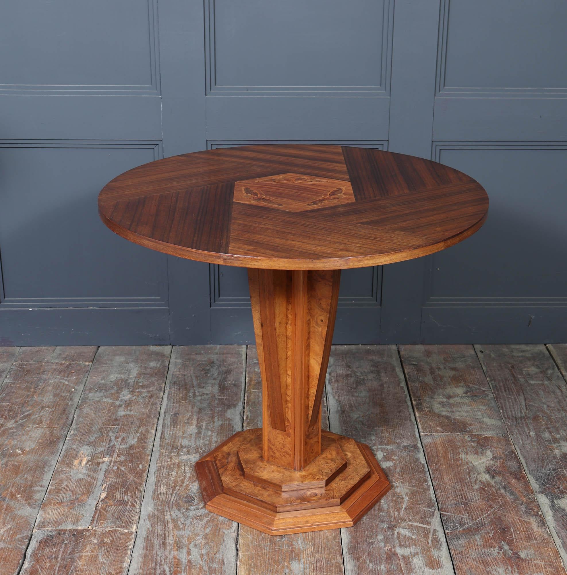 Début du 20ème siècle Table ronde en noyer et palissandre avec marqueterie de papillons de nuit, signée en vente