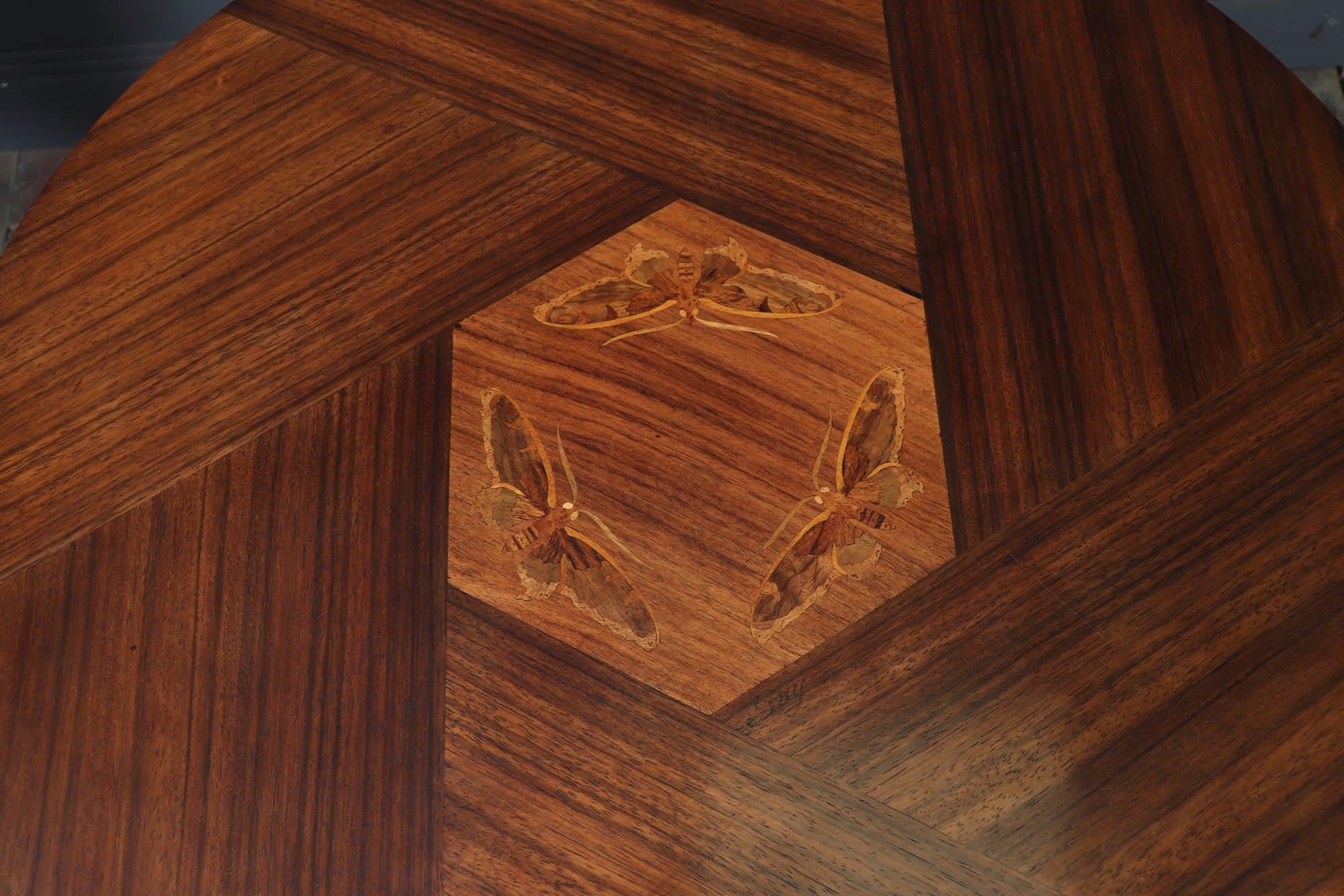 Noyer Table ronde en noyer et palissandre avec marqueterie de papillons de nuit, signée en vente