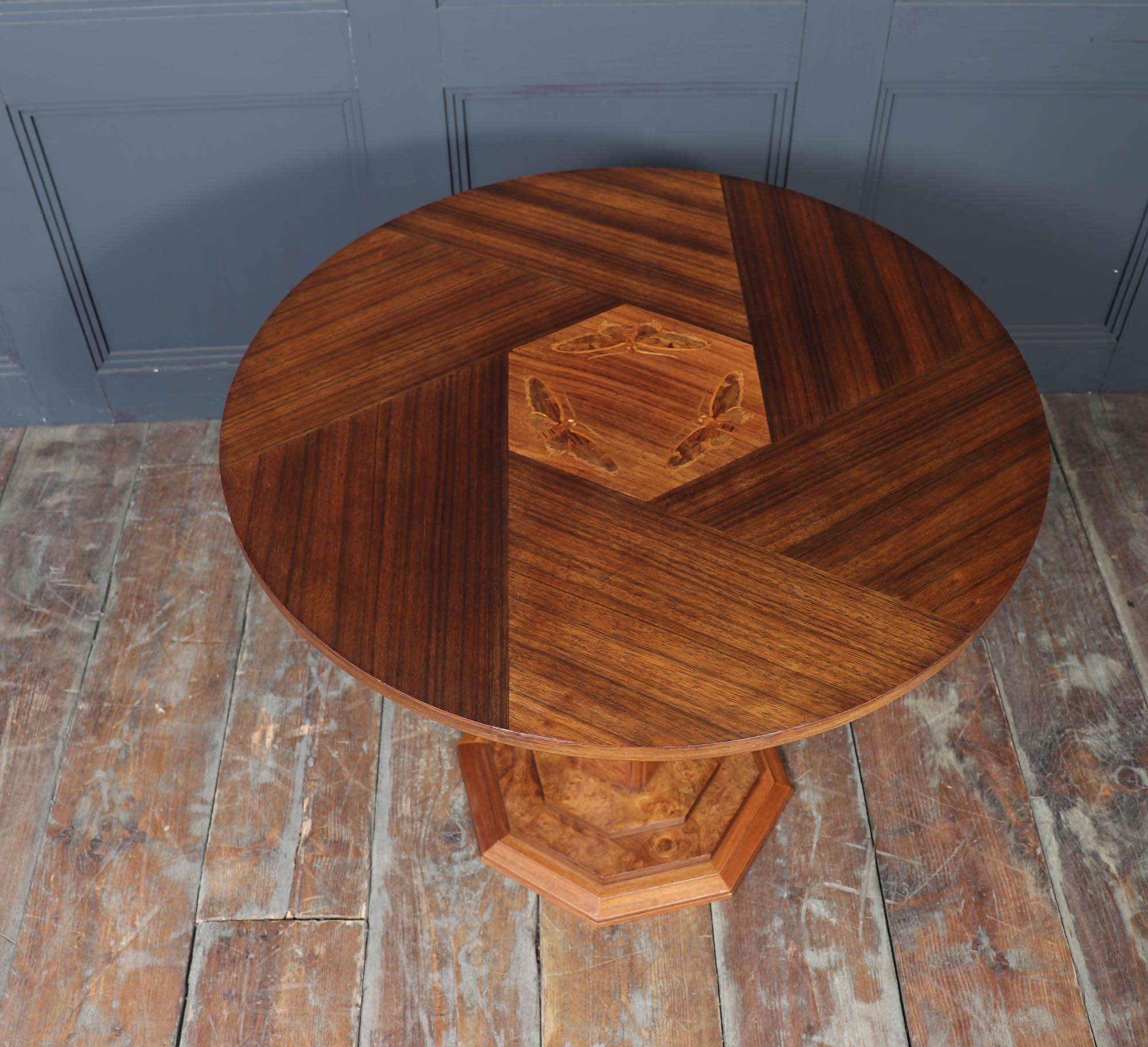 Table ronde en noyer et palissandre avec marqueterie de papillons de nuit, signée en vente 1