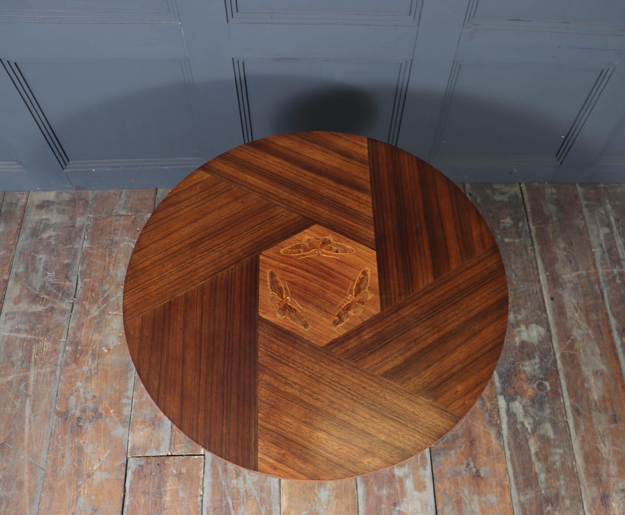 Table ronde en noyer et palissandre avec marqueterie de papillons de nuit, signée en vente 2