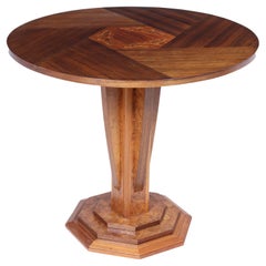 Table ronde en noyer et palissandre avec marqueterie de papillons de nuit, signée