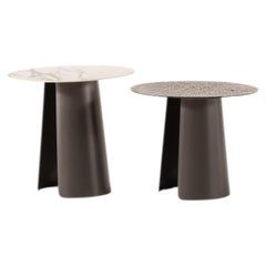 Mesa auxiliar redonda ALO con base de metal marrón y mármol porcelánico Ø22,8 × 22,8 pulg.