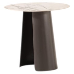 Mesa auxiliar redonda ALO con base de metal marrón y mármol porcelánico Ø22,8 × 22,8 pulg.