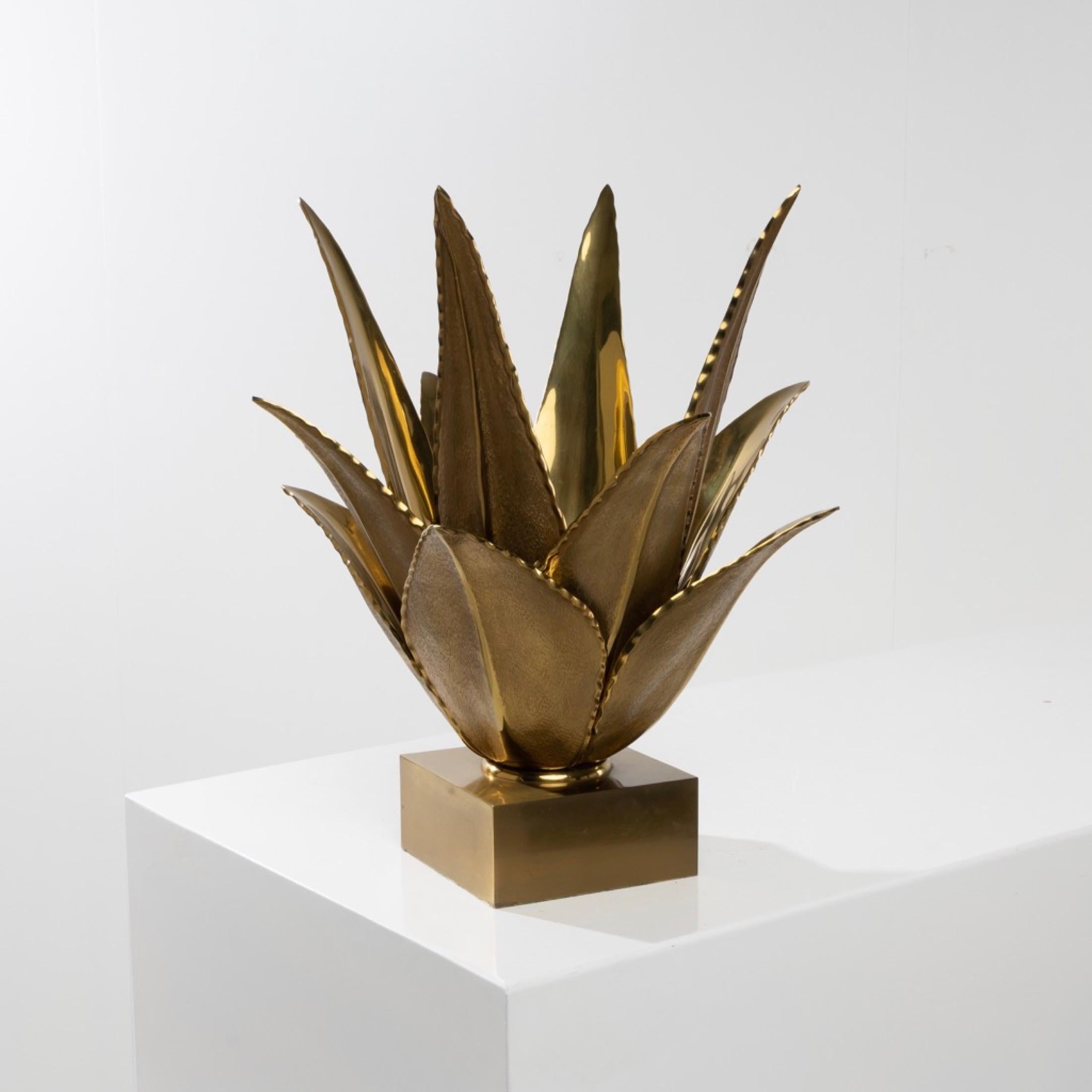 Imposing table lamp representing an aloes in bronze with medal patina.
Square base receiving 12 large “leaves” forming an Aloe (Aloe Vera).
Finish in light medal patina, very pretty carvings and superb details.
Electrification redone to European