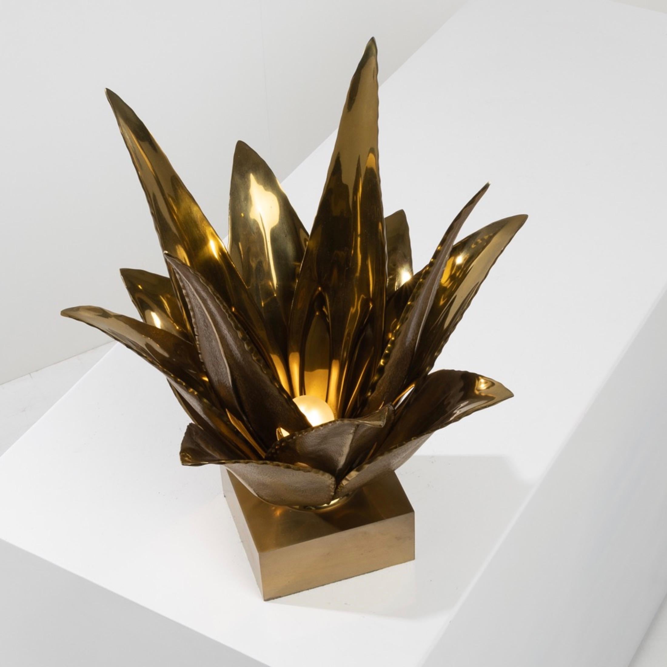 Aloes by Maison Charles – Bronze table lamp with medal patina In Good Condition In Brussels, BE
