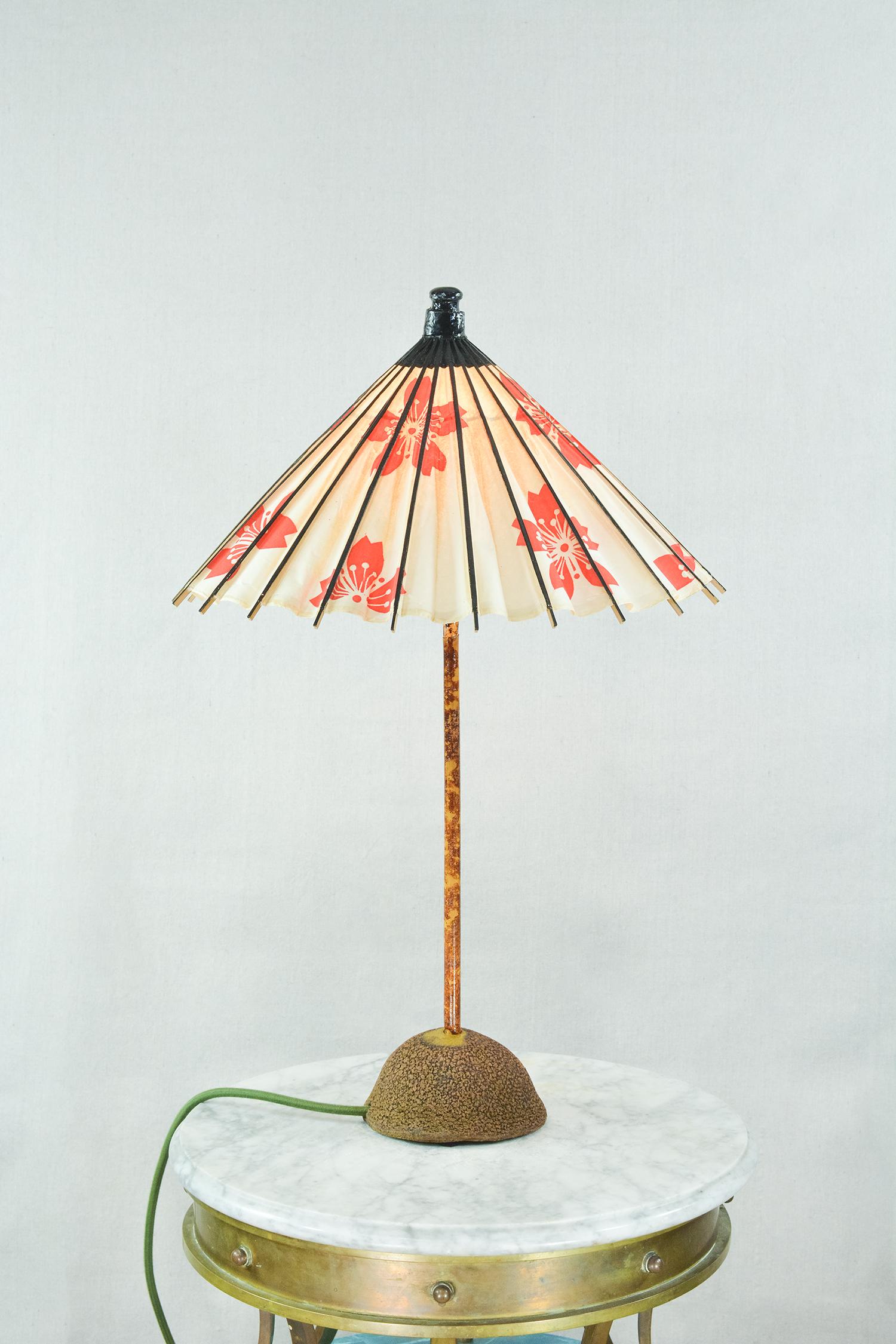 La Collection One of One est une série en cours de lampes de table et de lampadaires en édition unique dont les abat-jours sont fabriqués à partir de parasols en papier vintage particulièrement rares provenant de nos archives. 

Soyez assuré que