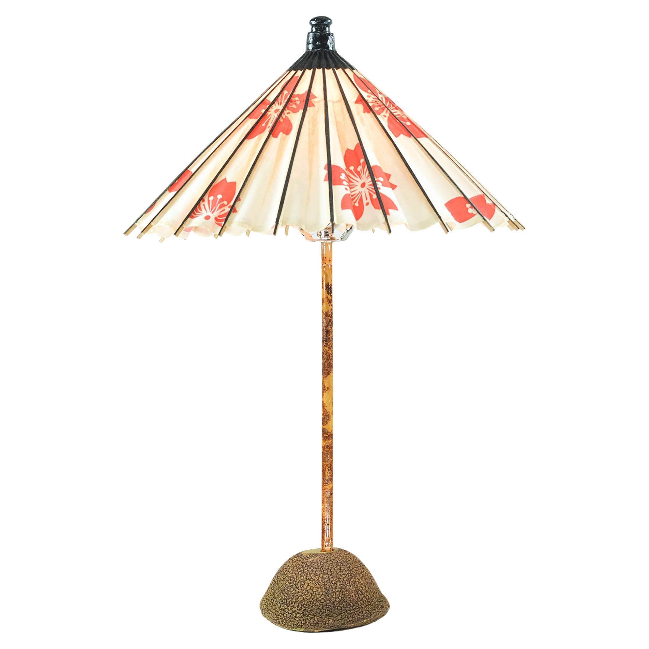 Bambus-Tischlampe „Aloha“ mit Sockel aus Kokosnussholz und japanischem Parasolschirm, auf Lager