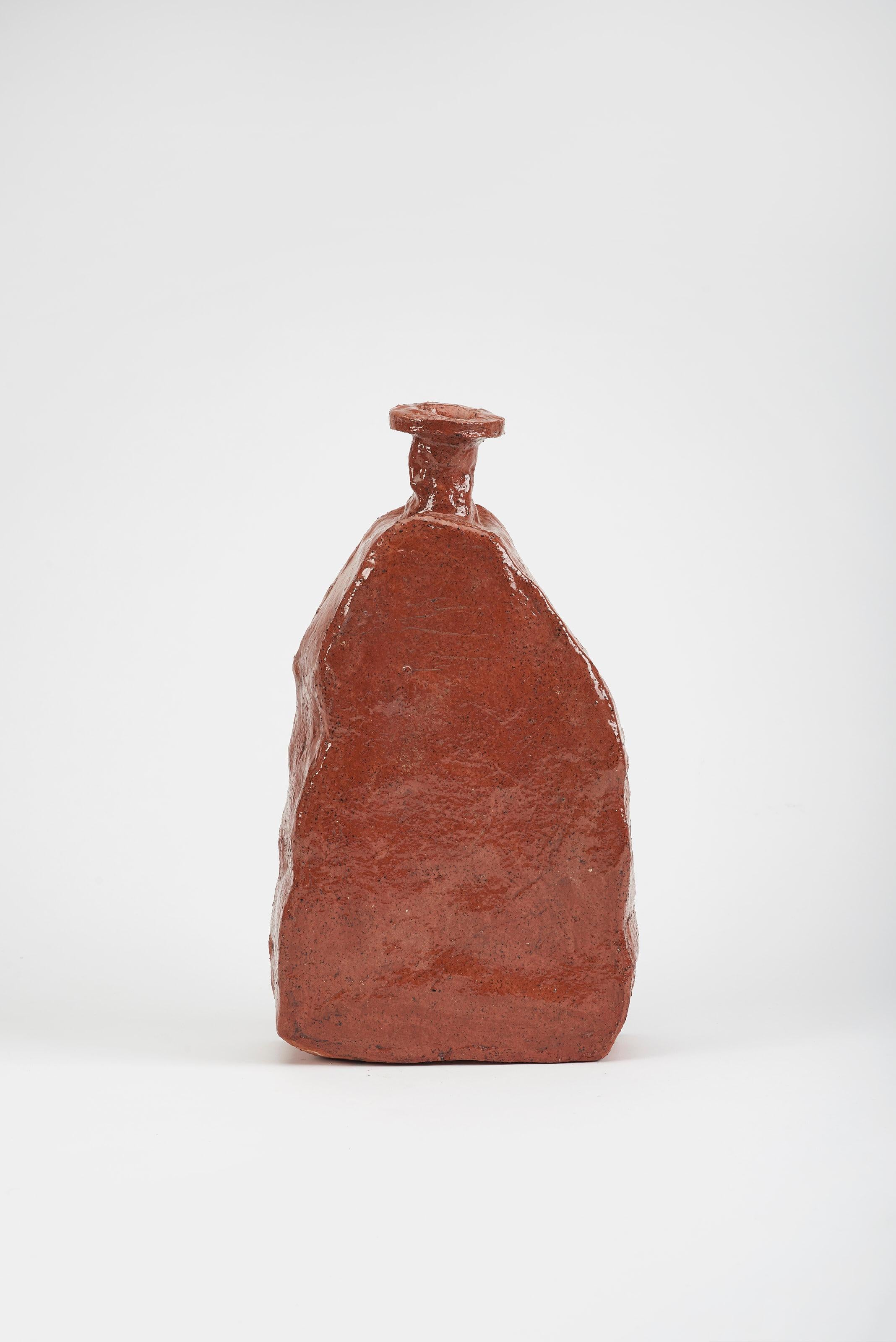 Aloi Medium-Vase von Willem Van Hooff
Abmessungen: B 35 x T 10 x H 35 cm (Die Maße können variieren, da es sich um handgefertigte Stücke handelt, die leichte Größenabweichungen aufweisen können)
MATERIAL: Glasierte Keramik

Der Kern besteht aus