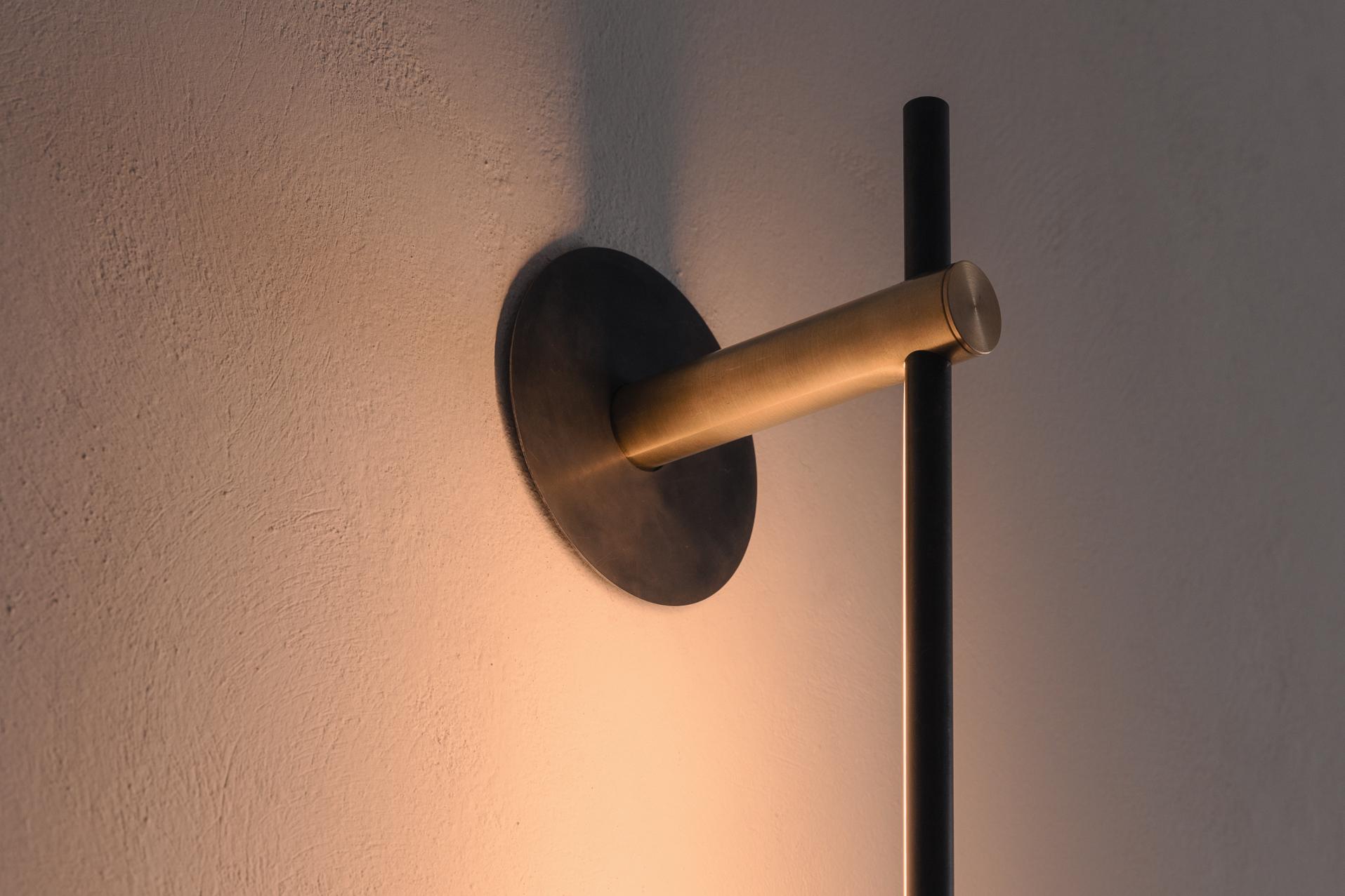 Aplique de pared de interior Alondra en acero ennegrecido y latón by Nuumbra Moderno en venta
