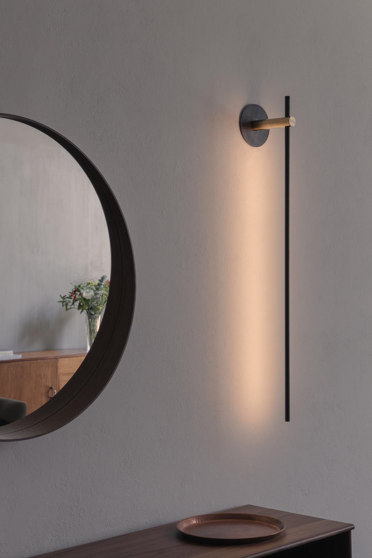 Aplique de pared de interior Alondra en acero ennegrecido y latón by Nuumbra Mexicano en venta